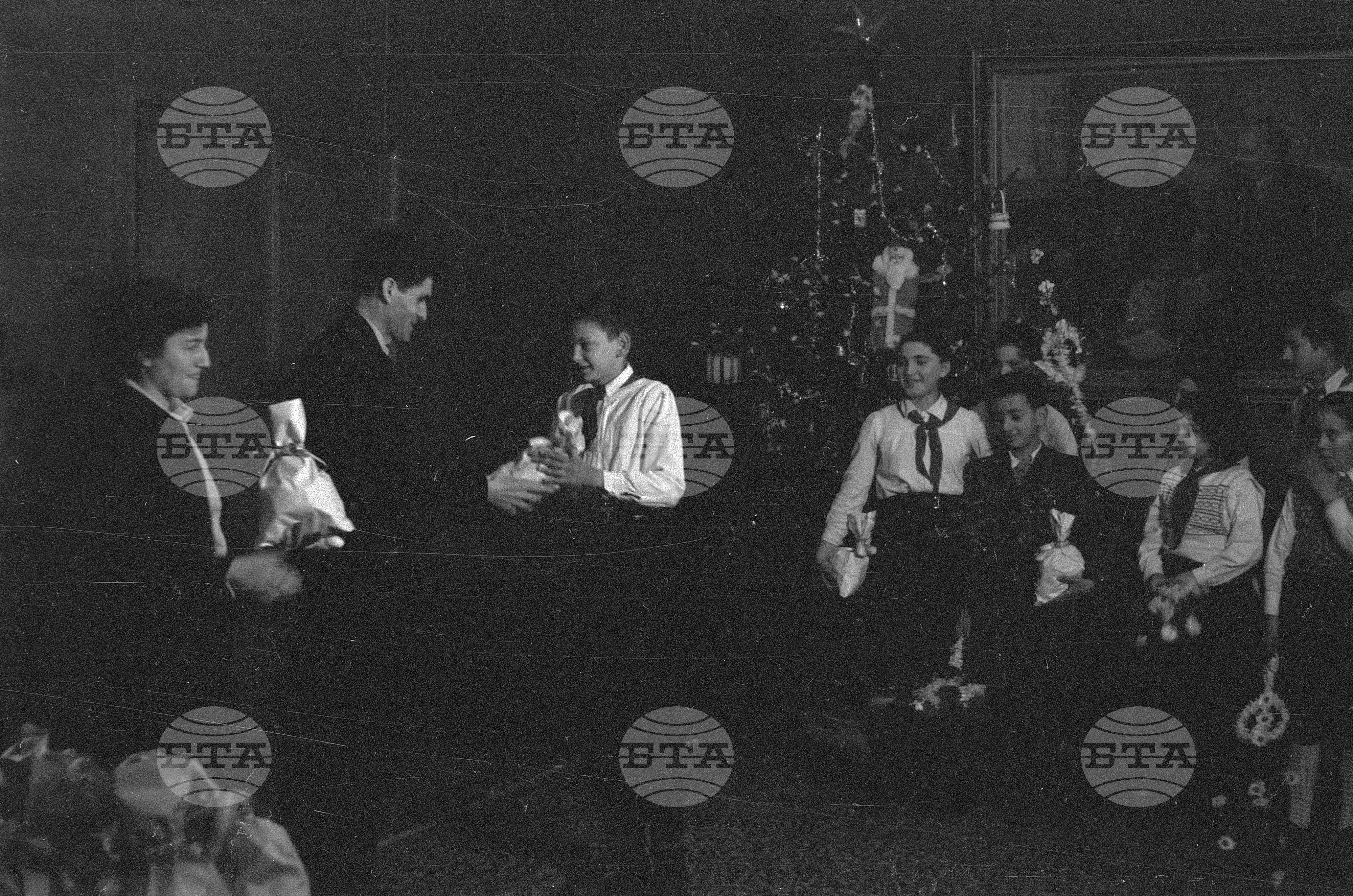 Пионери от Коларовски район честитят новата 1953 год. в Президиума на Народното събрание