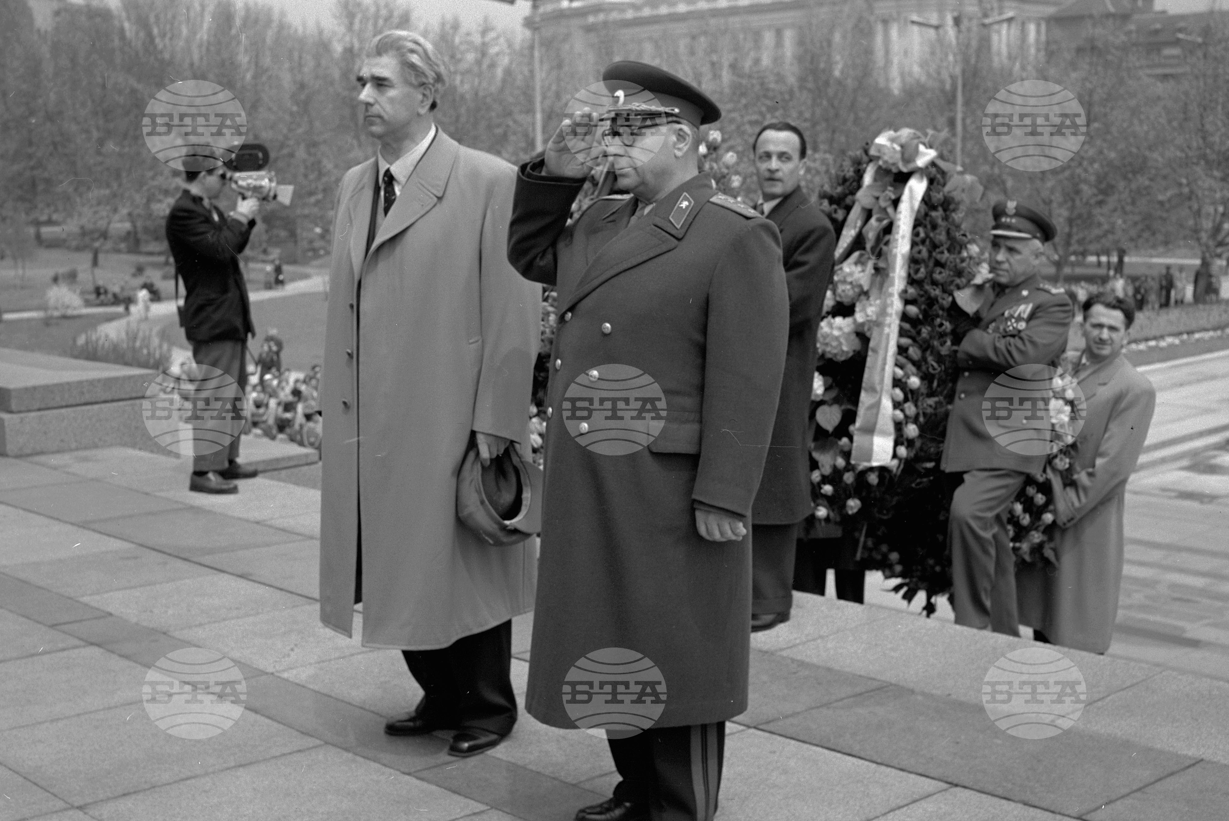 Венци пред паметника на Съветската армия, София