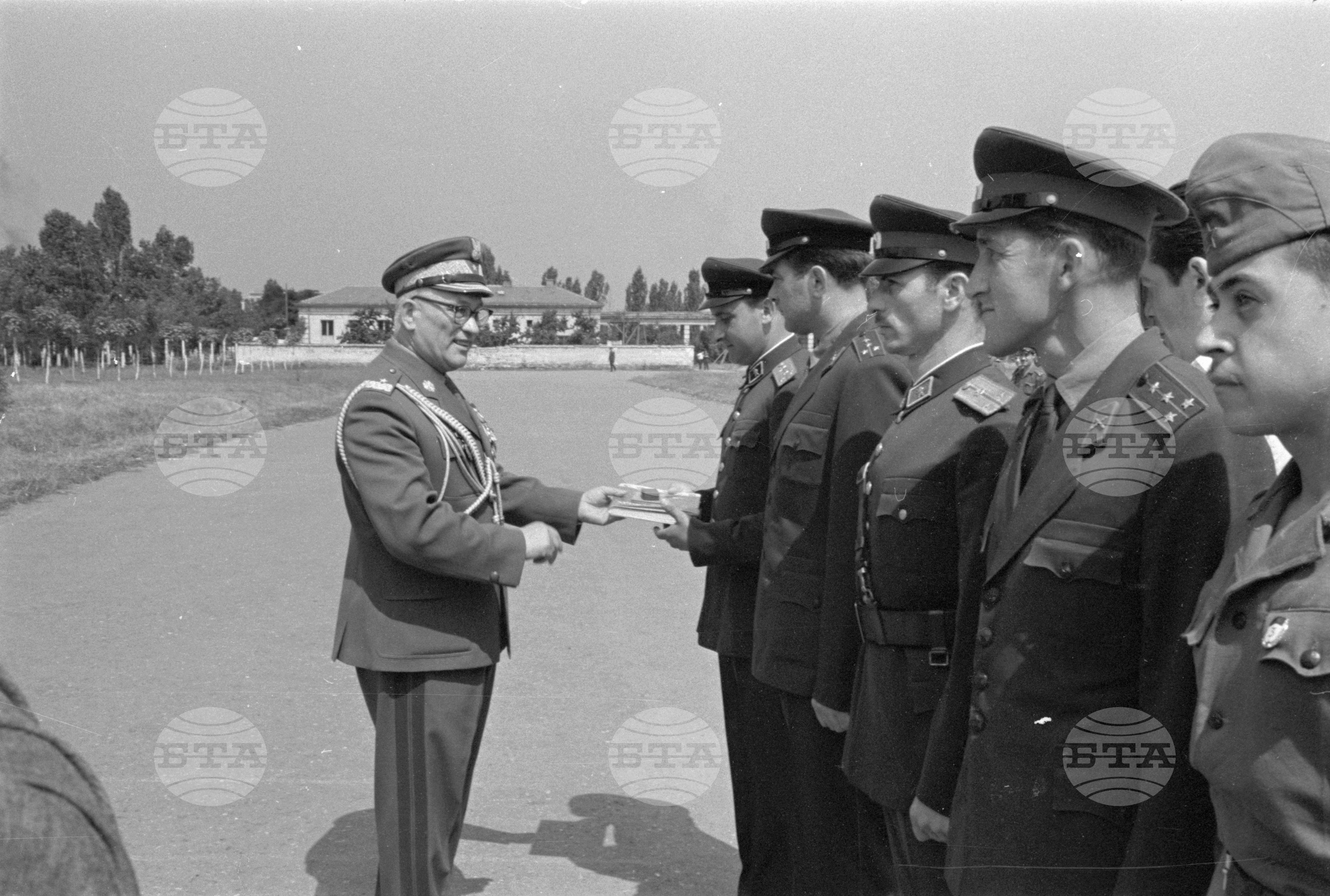 Тържествено връчване на полско военно знаме на БНА (Българска народна армия) по случай 20 годишнината на полската войска