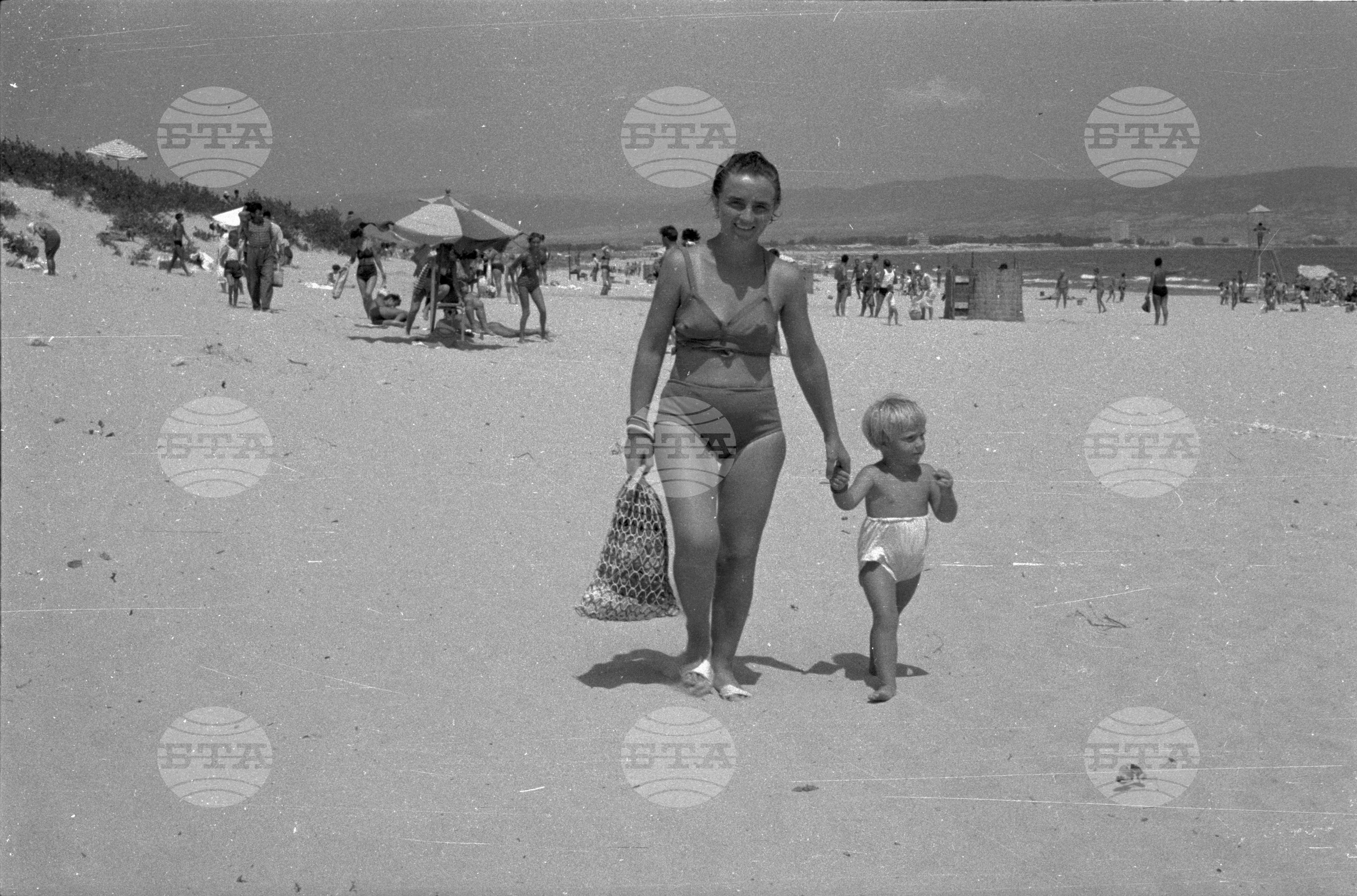 Пионери от Министерството на земеделието на плажа в Несебър 1962г