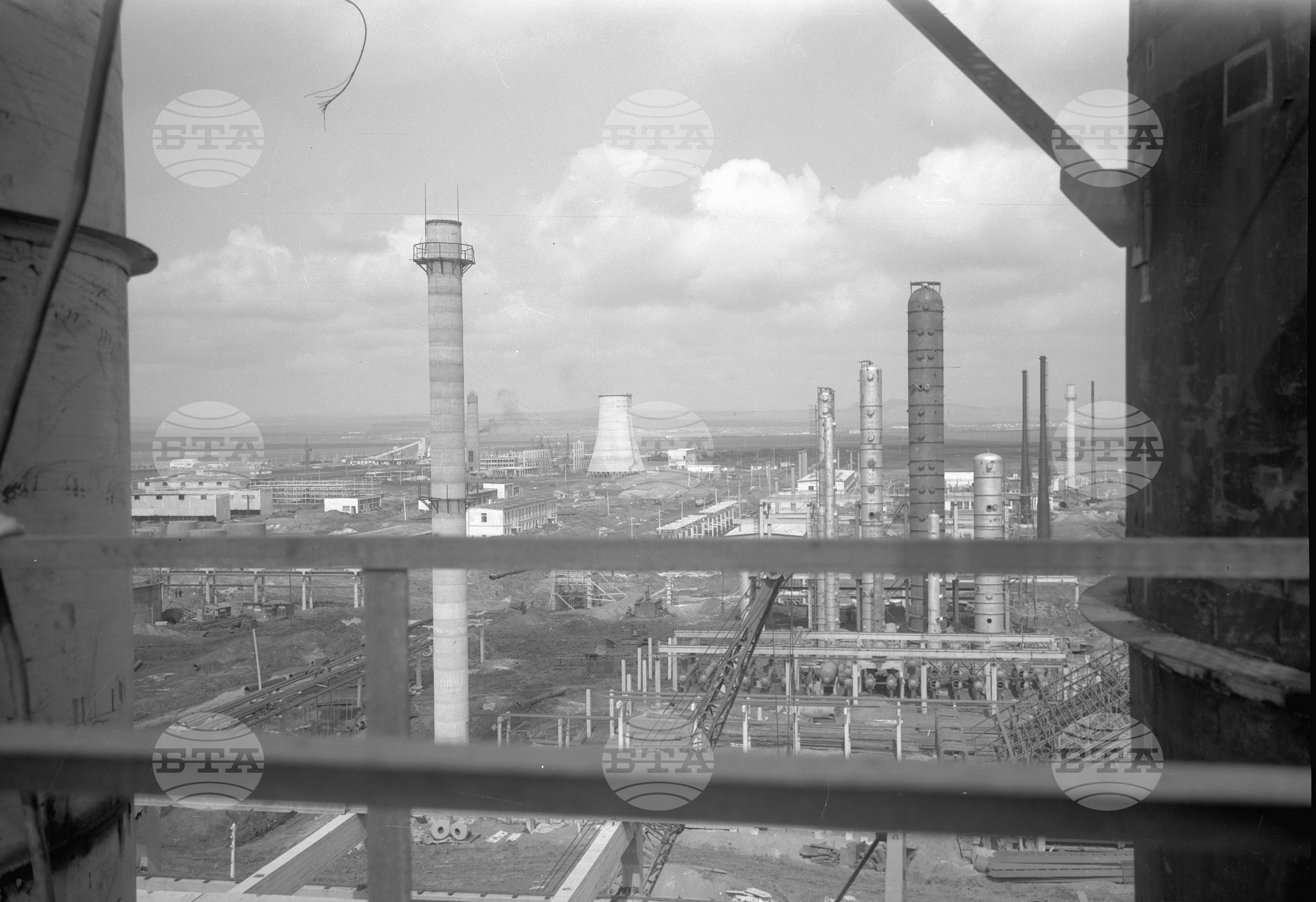 На строежа на нефтопреработвателния завод край Бургас - част 2