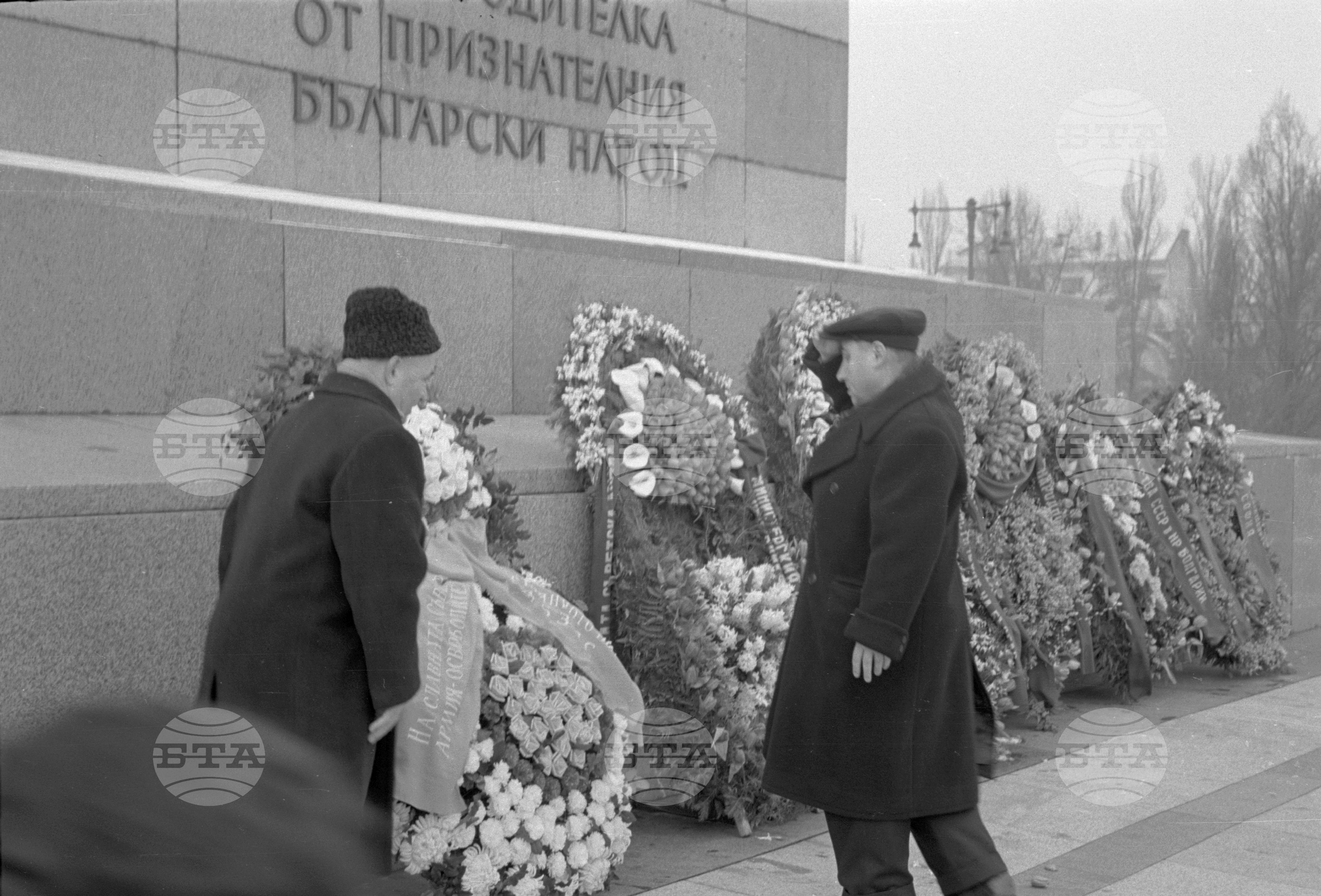 Полагане венци пред паметника на Съветската армия, по случай 38-та годишнина от създаването на Съветската армия и военноморския флот