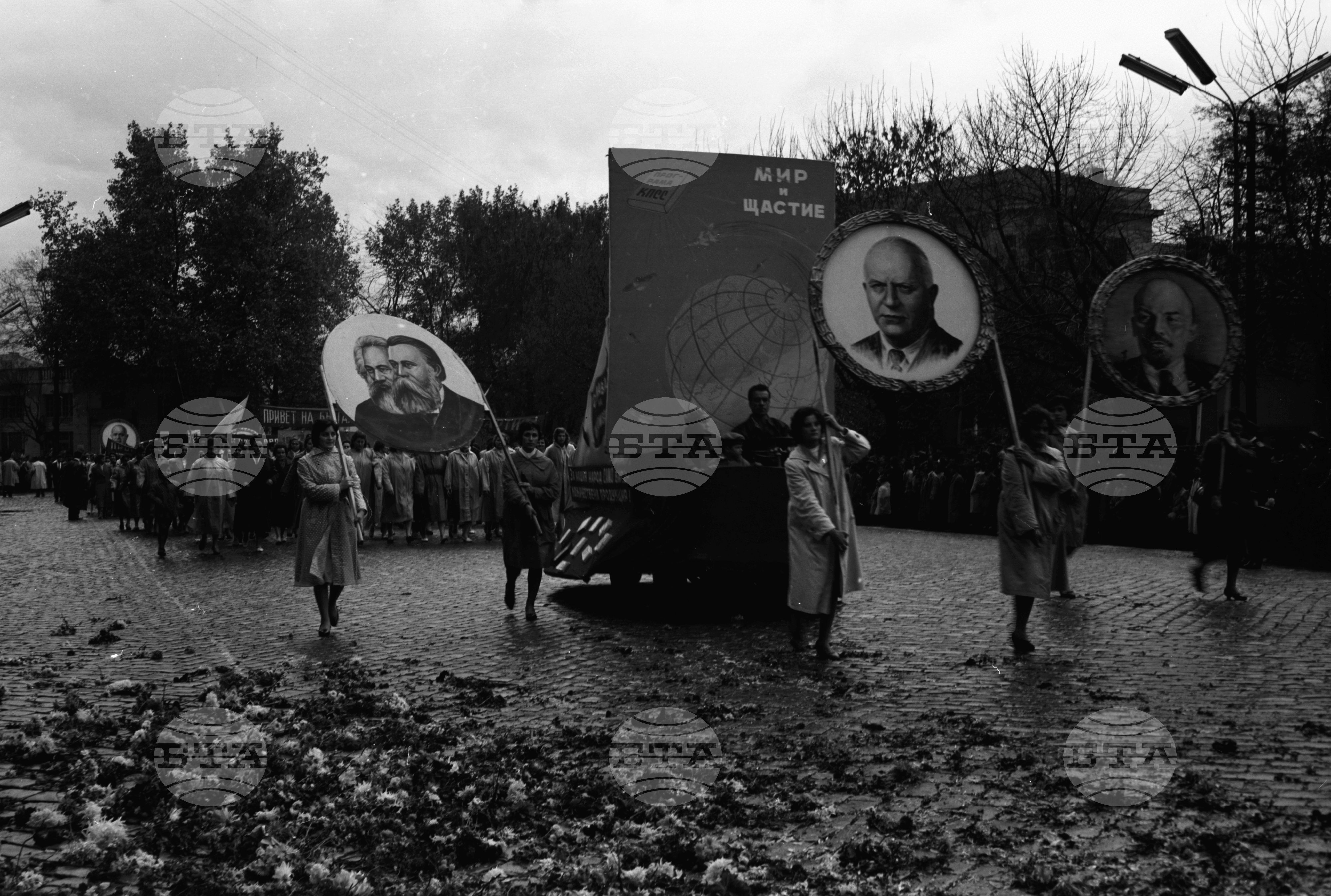 Възторжена манифестация на трудещите се от град Пловдив по случай 44-годишнината на Великата октомврийска социалистическа революция
