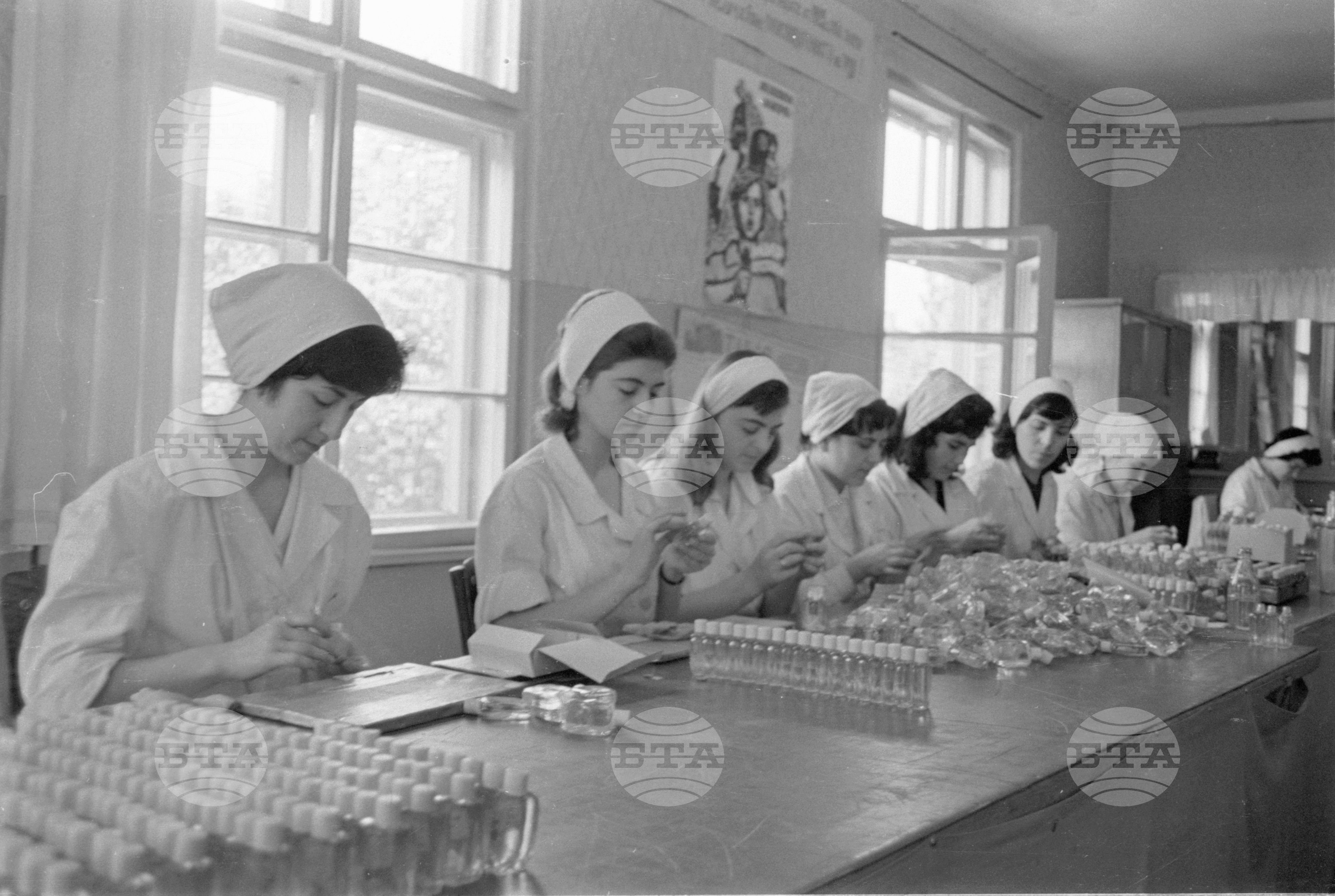 Комсомолките от парфюмерийния цех на Държавно индустриално предприятие (ДИП) "Арома"