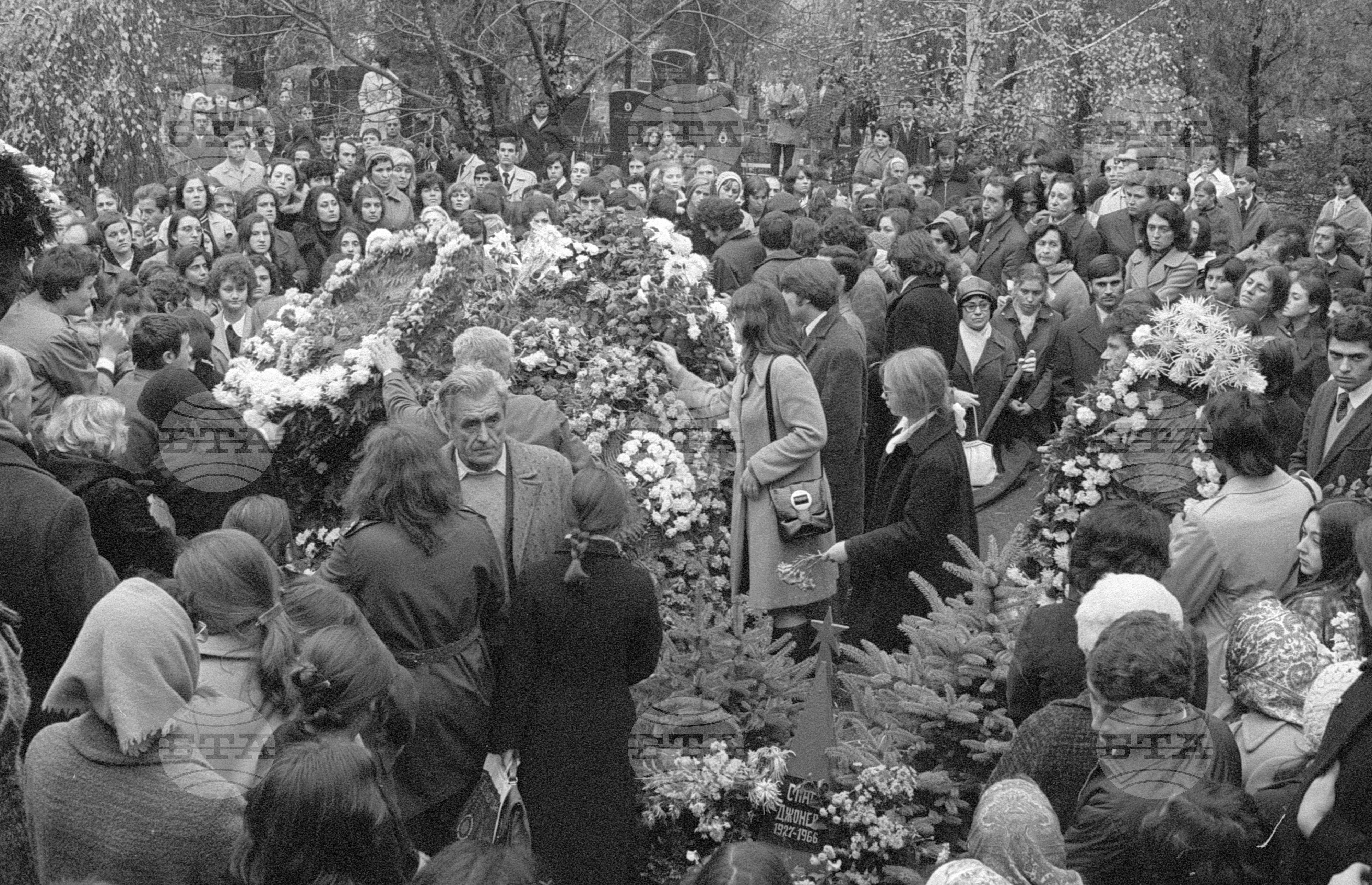 Погребението на народния артист Апостол Карамитев