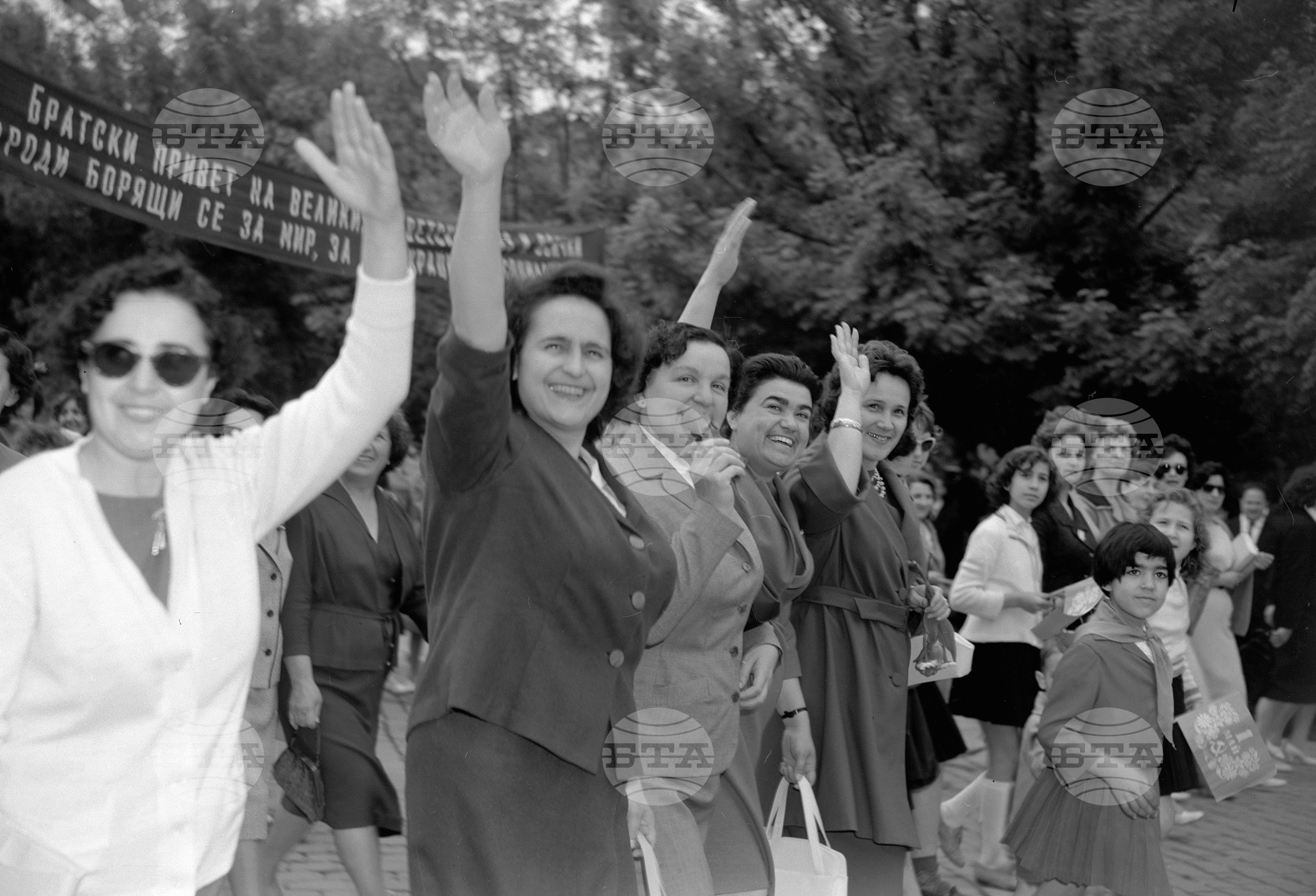 Величествената първомайска манифестация на трудещите се в Пловдив (1961) част 2
