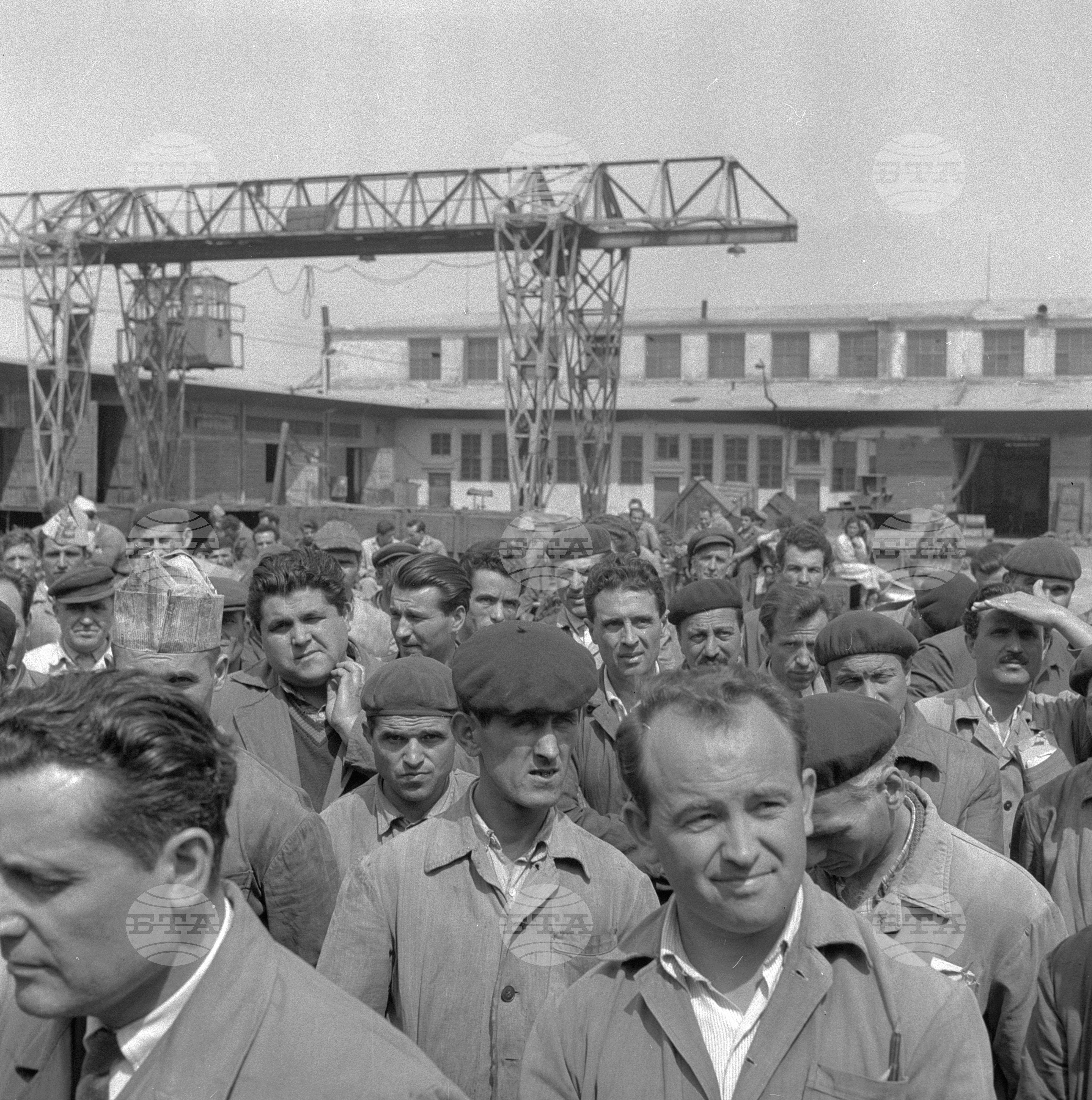 Съветският майор-летец Ю. А. Гагарин извърши успешен полет в Космоса - част 2