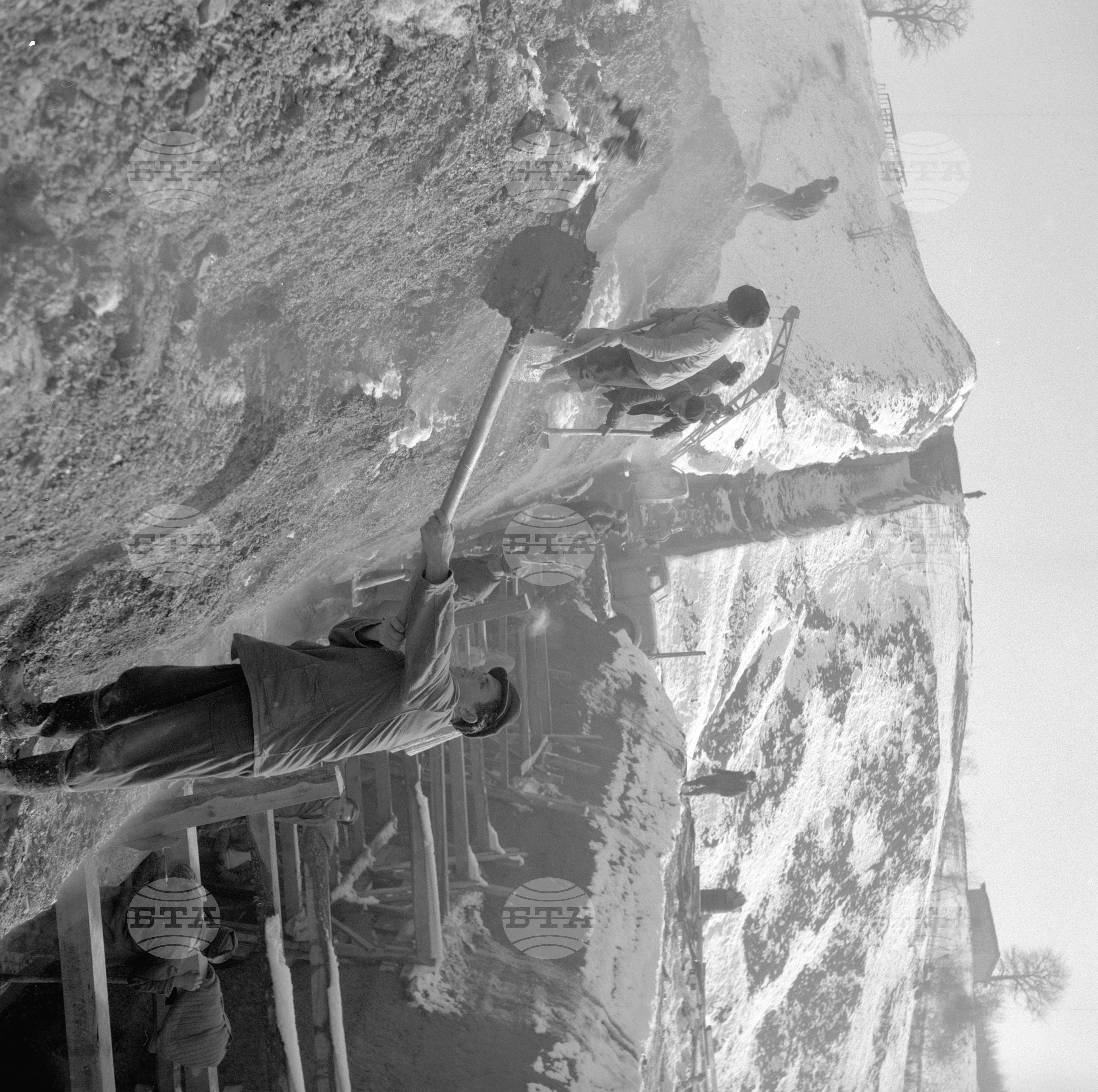 На строежа на язовир "Смядово", Коларовградски окръг (днес Шумен) - 1962 година