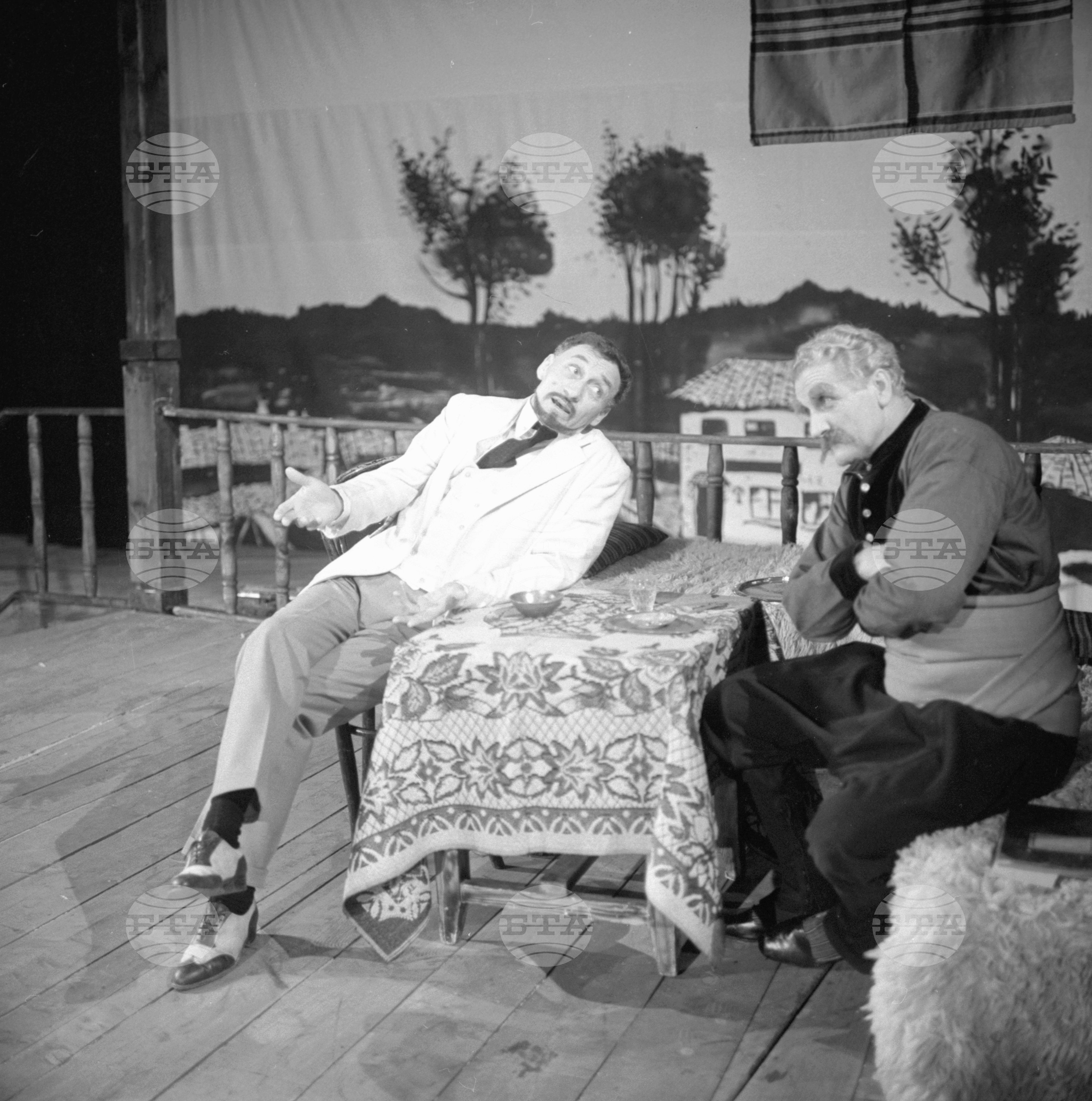 "Ленин влезе в нашия дом " от Георги Караславов, Постановка - Надежда Сейкова