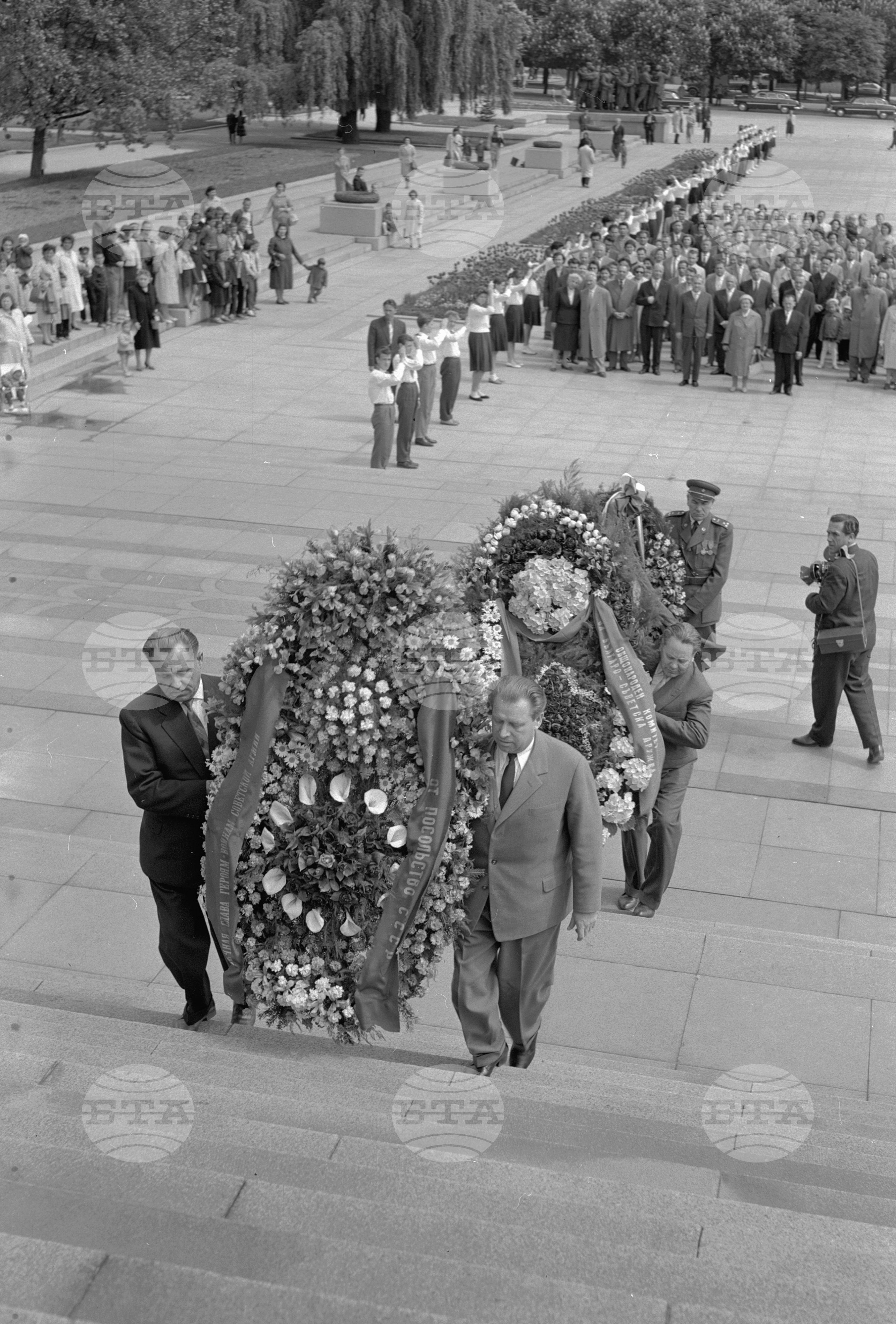 Венец пред паметника на Съветската армия от посолството на ГДР (Германска демократична република) част 2