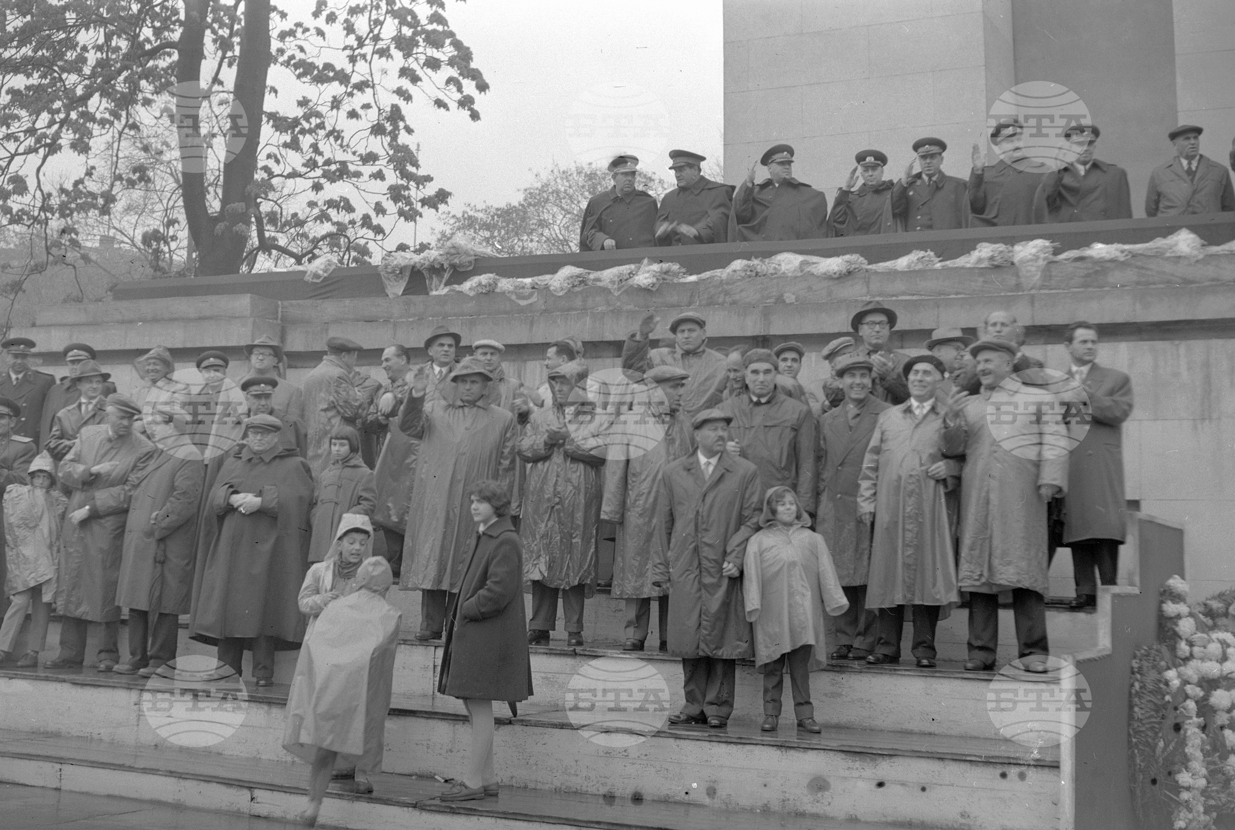 Величествената манифестация на трудещите се в София по случай 44-годишнината от Октомврийската социалистическа революция