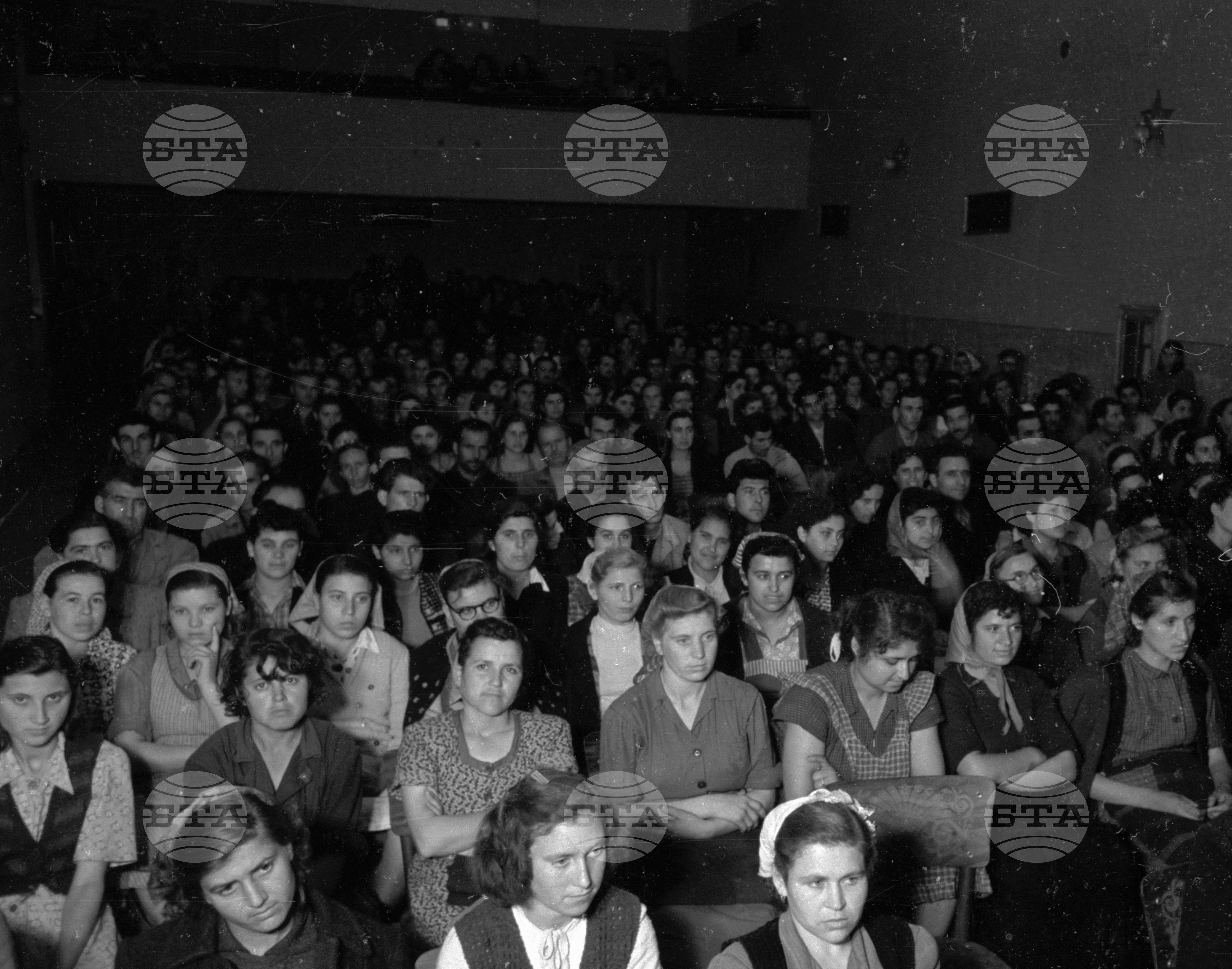Из живота на работниците във ф-ка „1-ви май“ в Сталин (дн. Варна) - 1953 година
