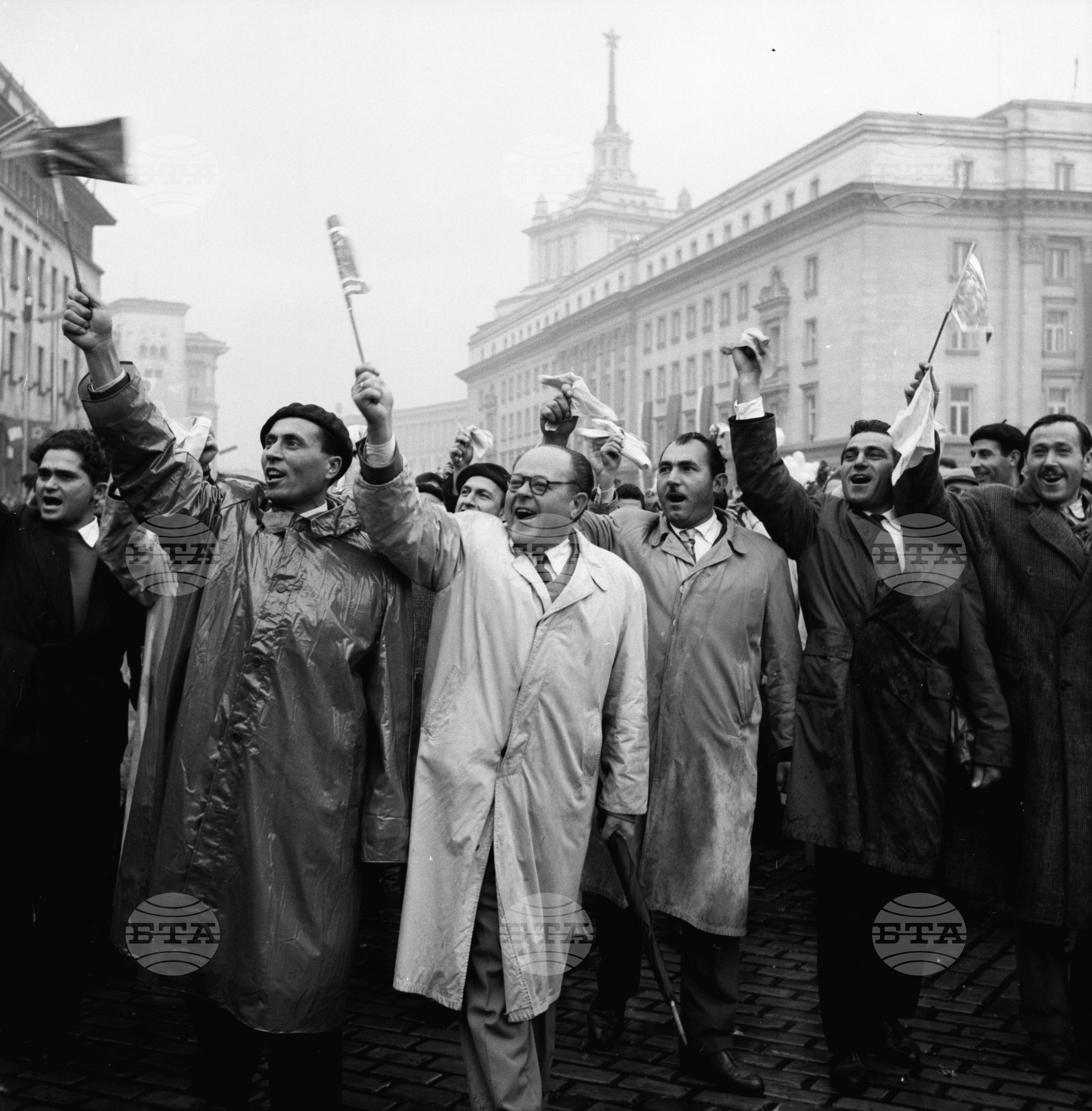 Възторжена манифестация на трудещите се от столицата по случай 44-годишнината на Великата Октомврийска социалистическа революция