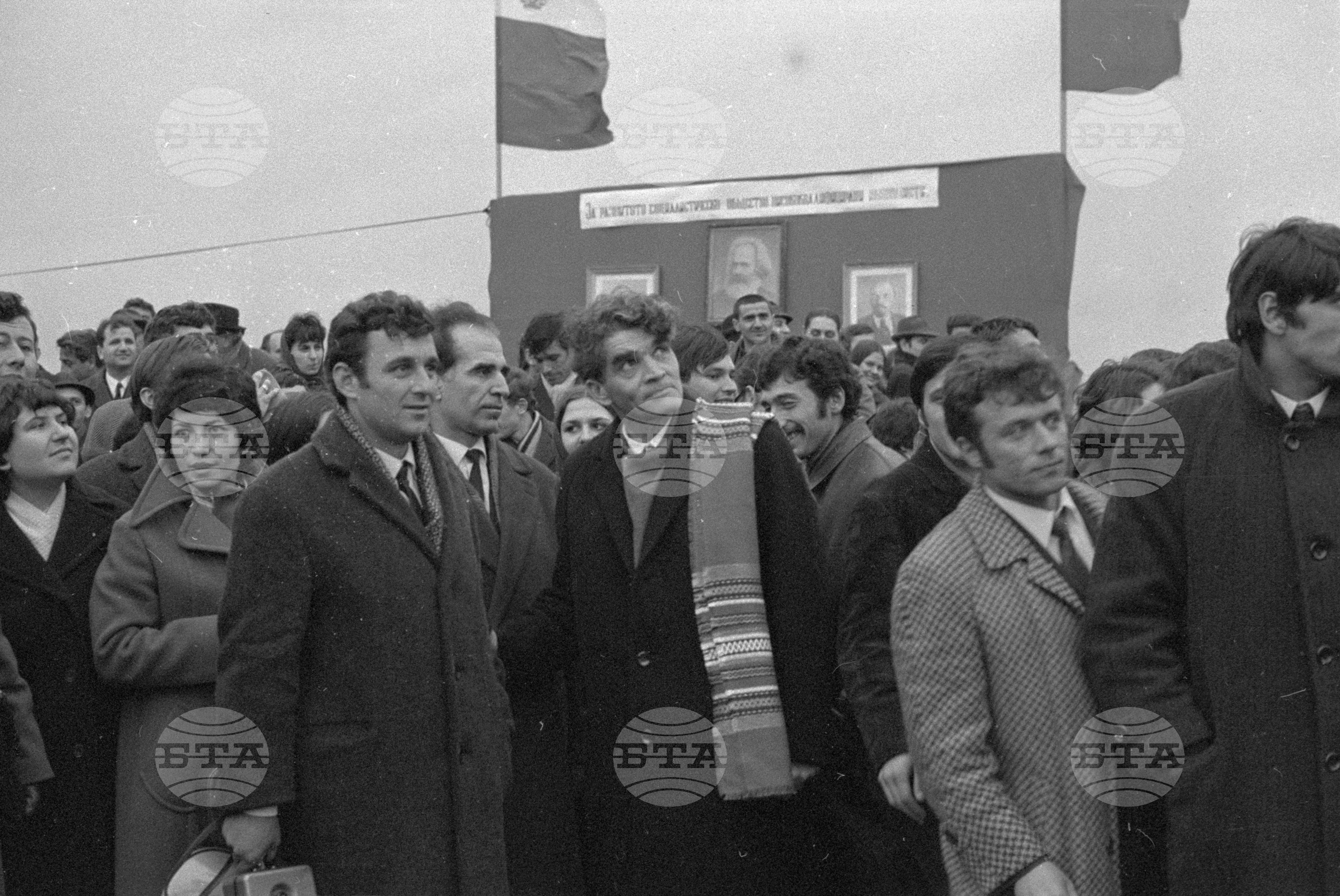 Пеко Таков прави първа копка на Висш Икономически Институт "Карл Маркс"