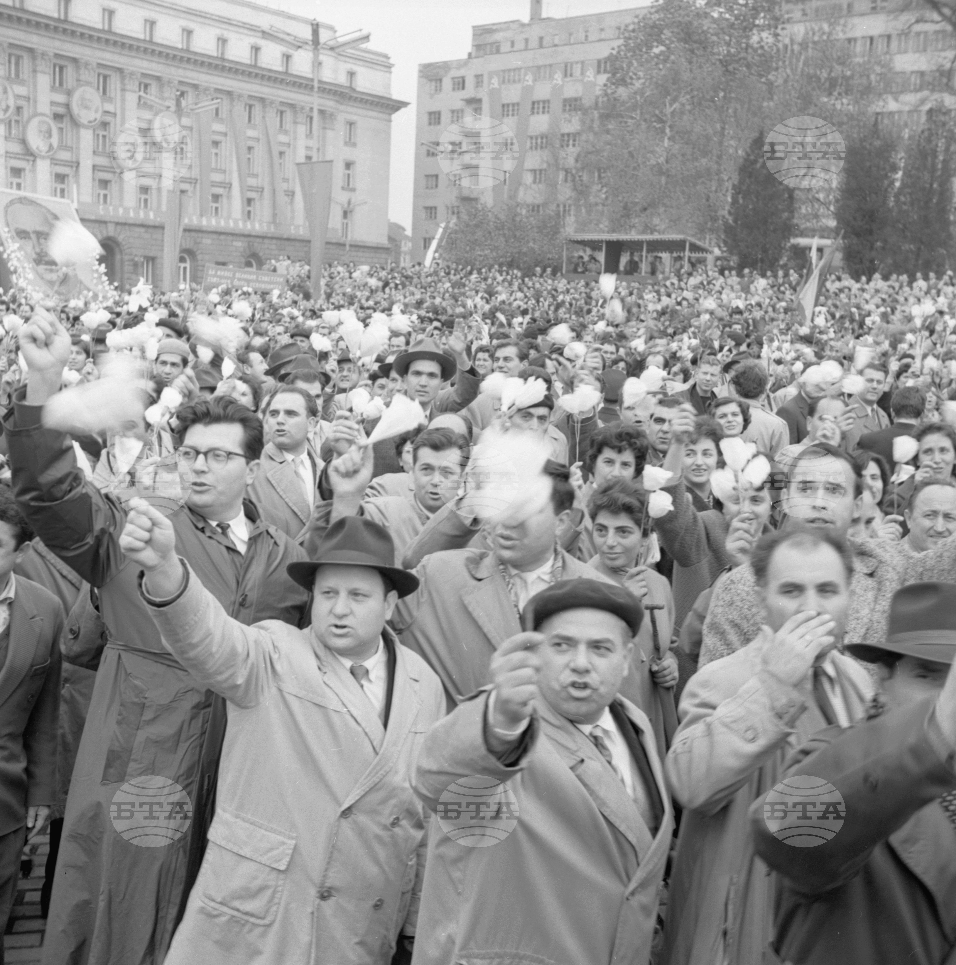 Величествена манифестация на софийските трудещи се по случай 45-годишнината от Великата октомврийска социалистическа революция