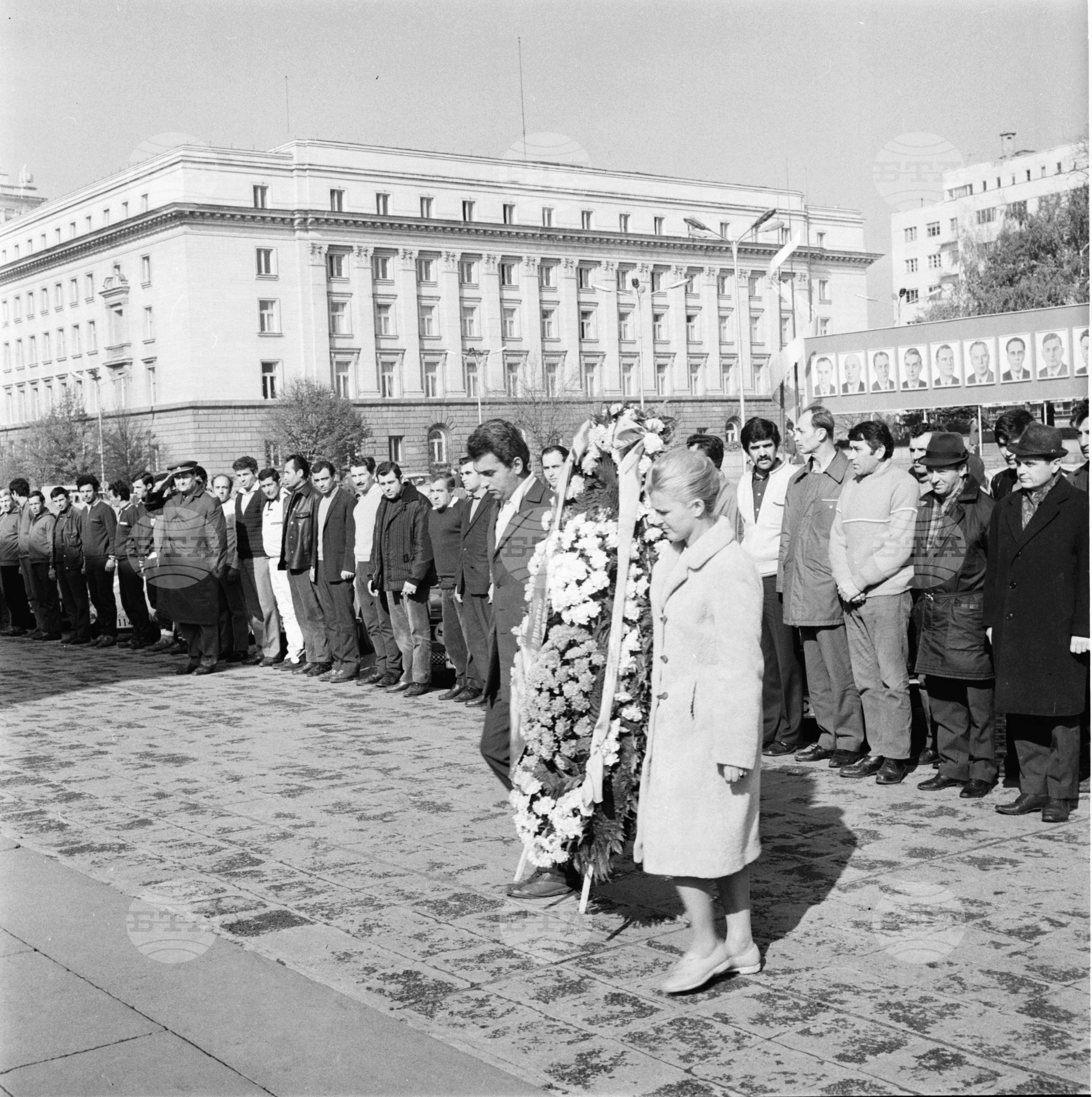 Откриване на автомобилната обиколка на България за 1971г и поднасяне на венци пред Мавзолея