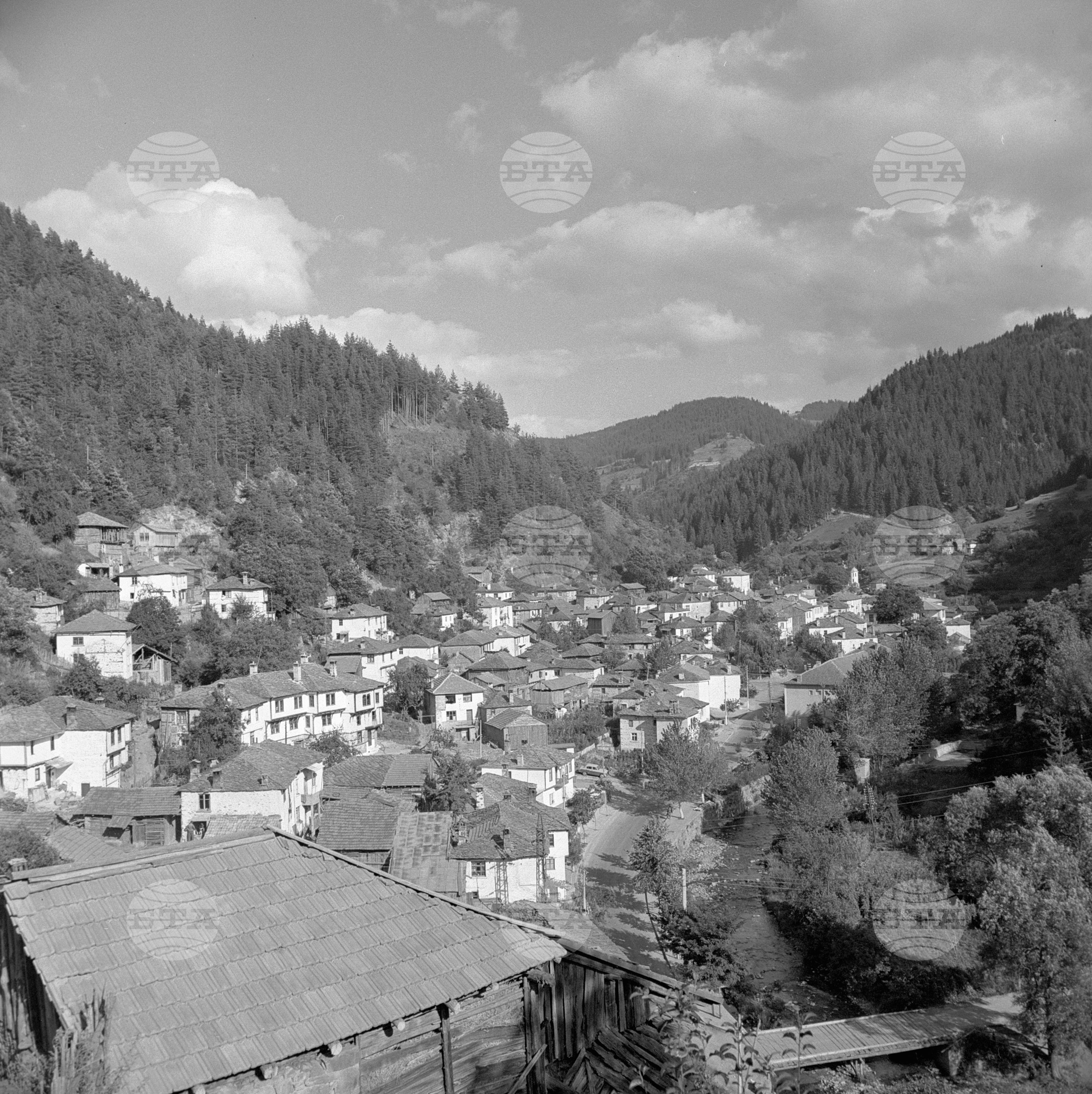 Изгледи от село Широка лъка, Смолянско