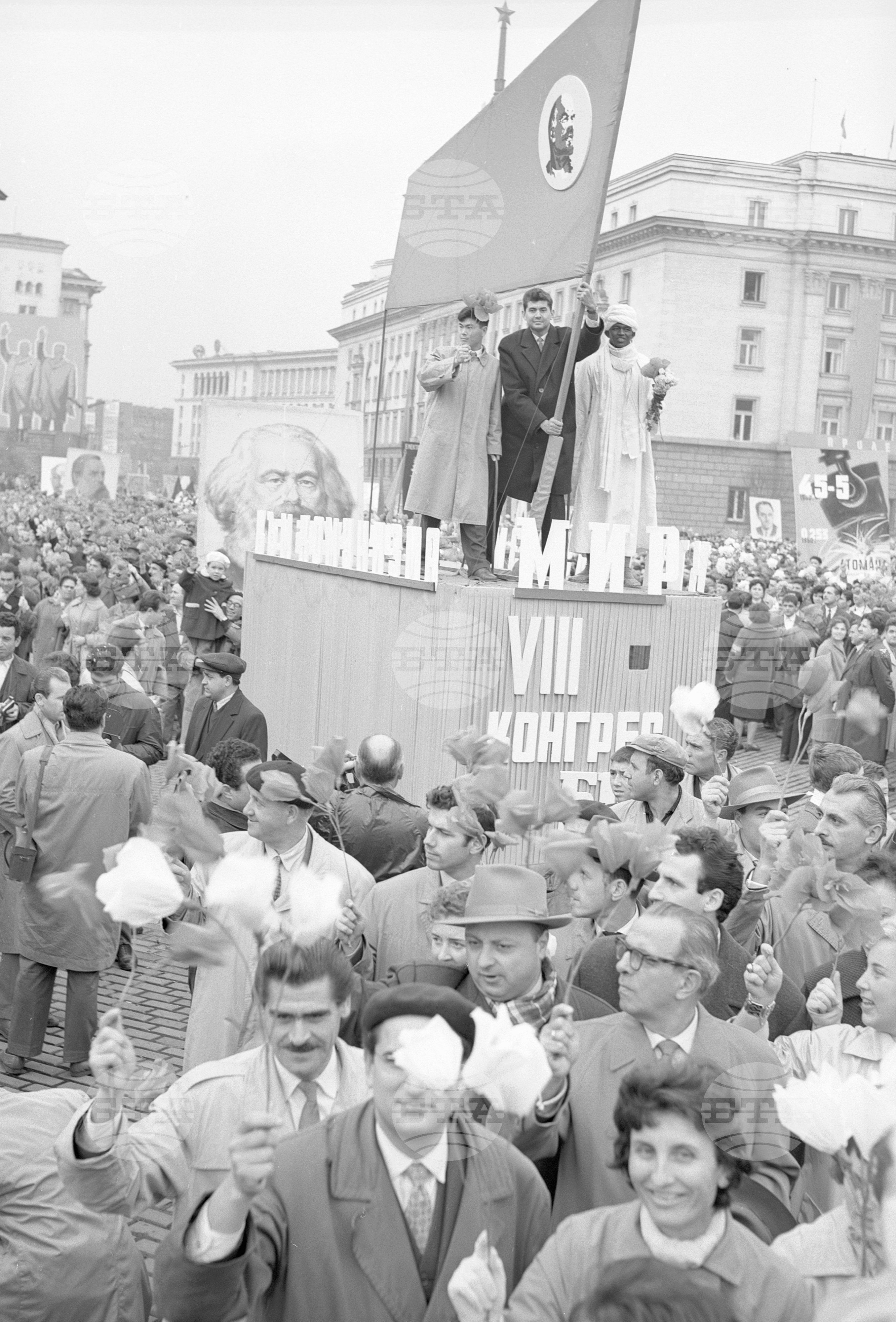 Възторжена манифестация на софийските трудещи се по случай 45-годишнината на Великата октомврийска социалистическа революция