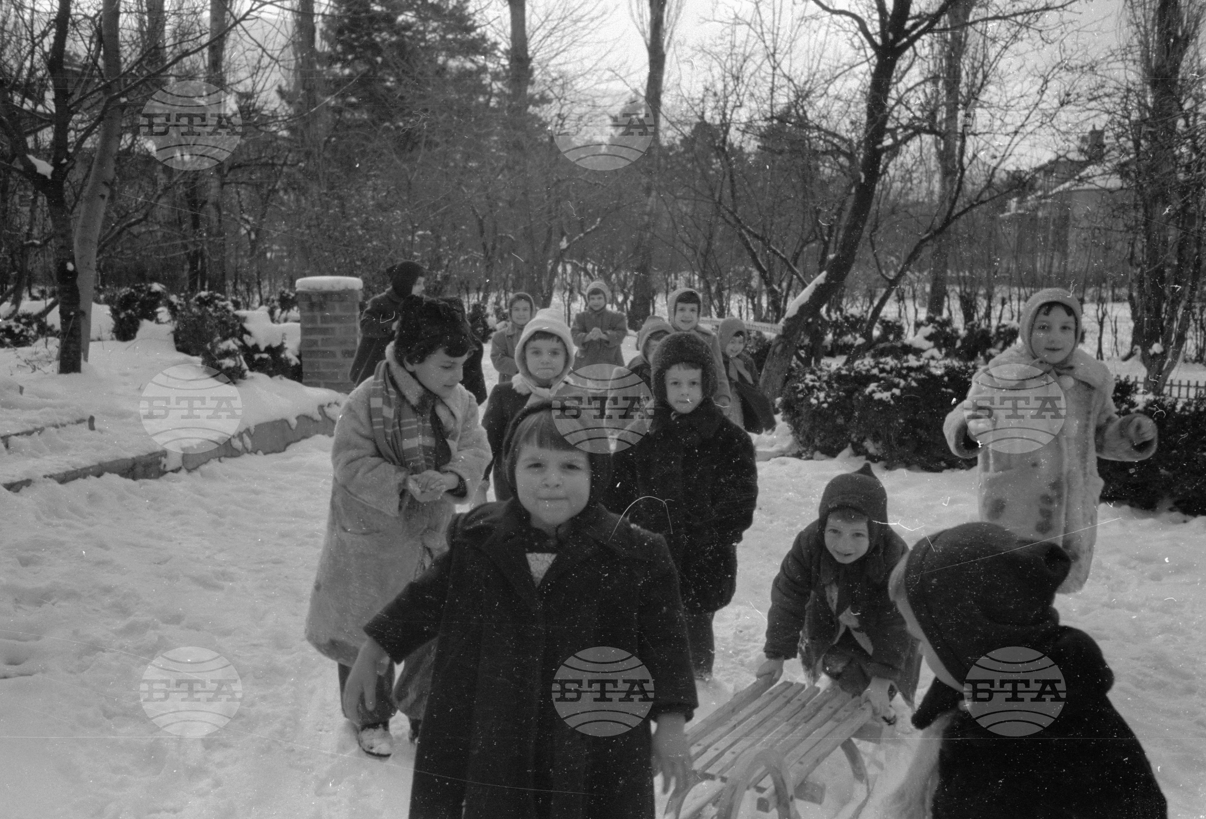 Зимни снимки в седмичната детска градина за деца на служители на МНО (Министерство на народната отбрана)