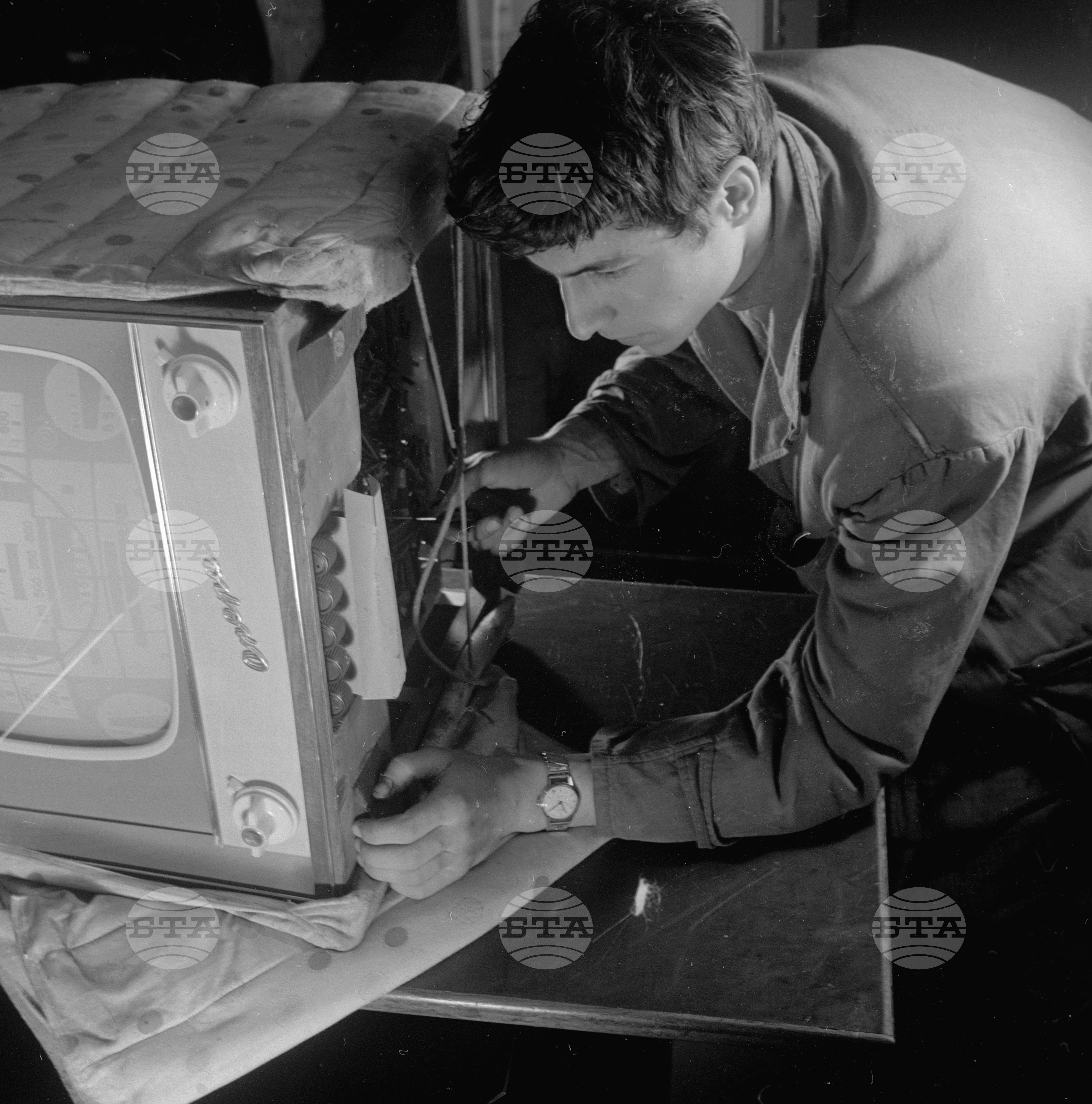 Новости в Слаботоковия завод - декември 1962 година