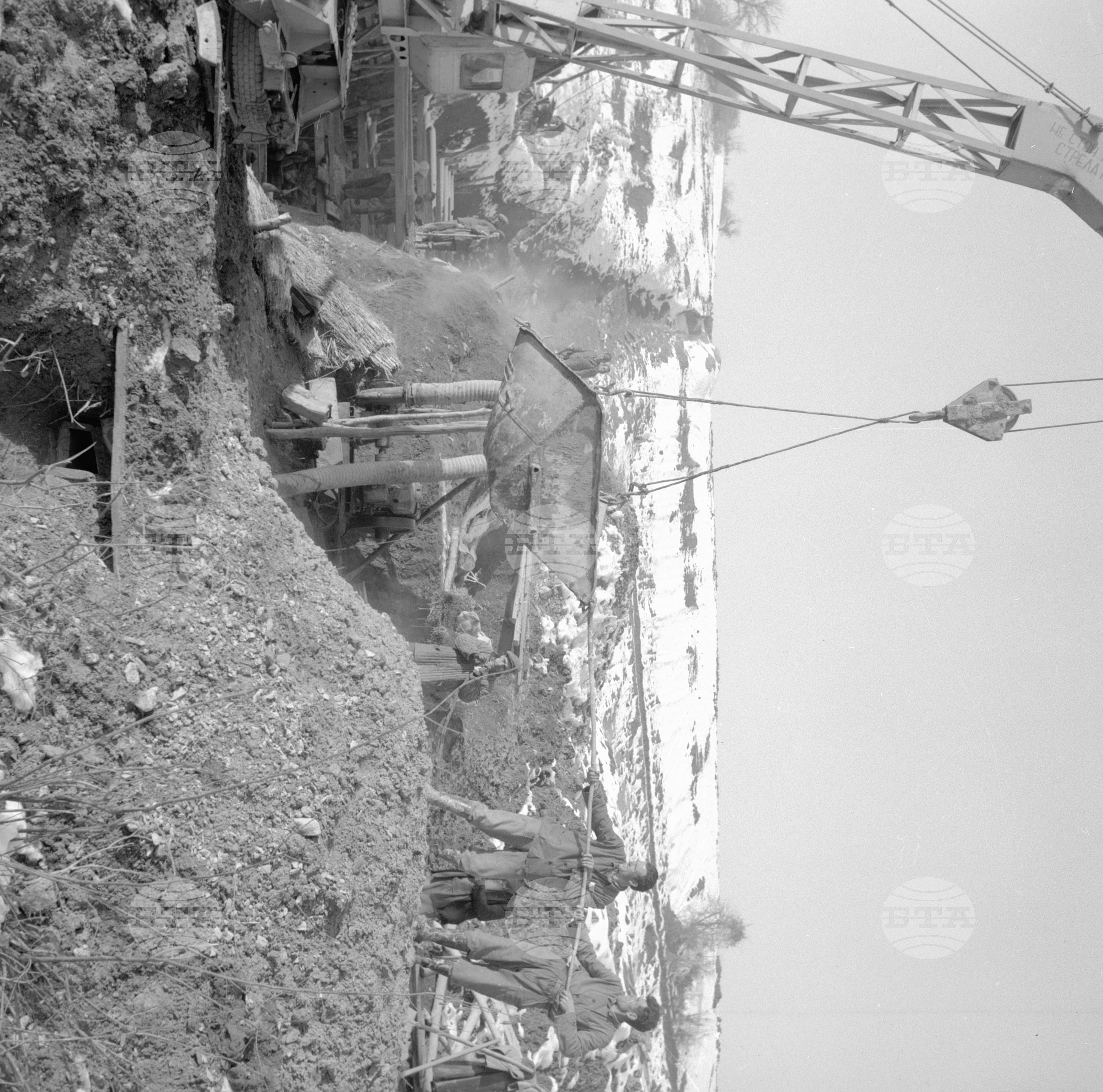 На строежа на язовир "Смядово", Коларовградски окръг (днес Шумен) - 1962 година