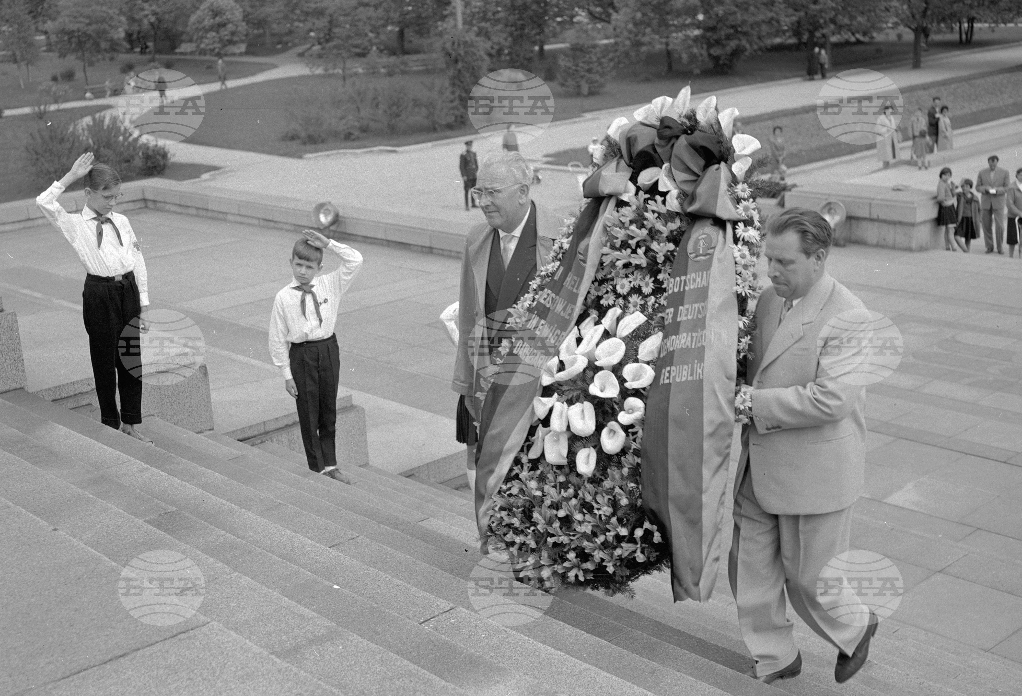 Венец пред паметника на Съветската армия от посолството на ГДР (Германска демократична република)