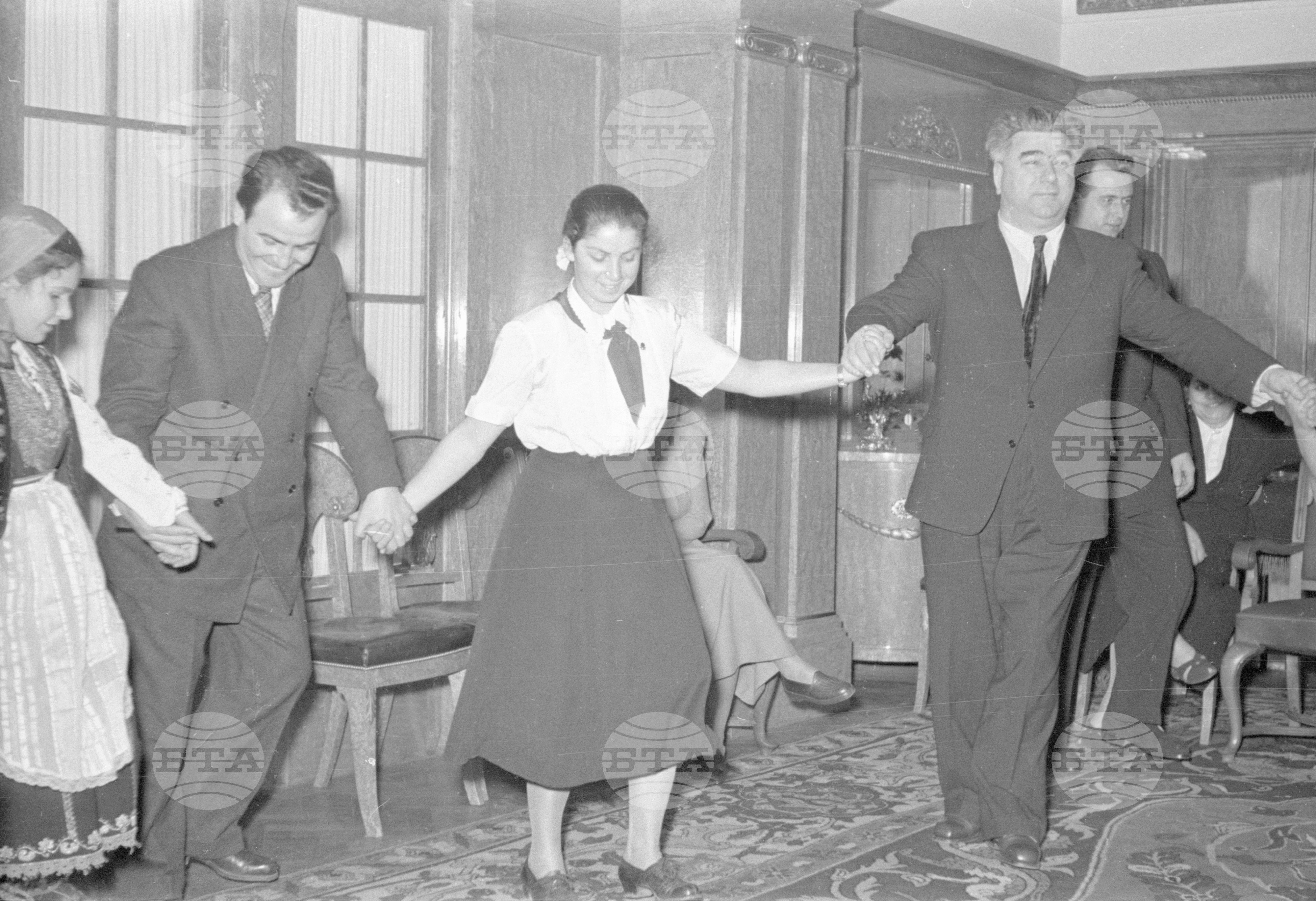Пионери от Софийската пионерска организация честитят Новата 1953г. на другаря Вълко Червенков