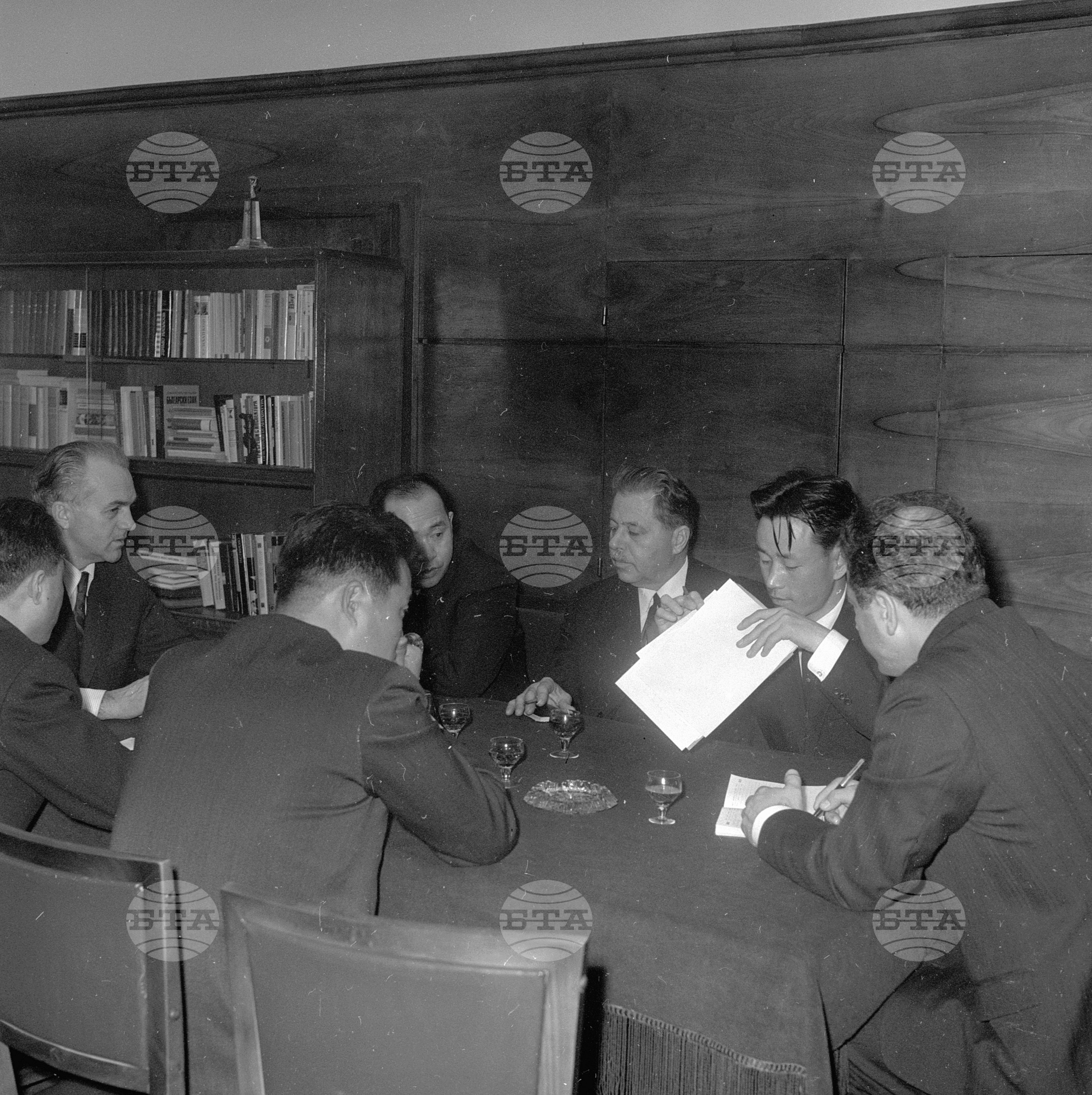 Среща на делегацията на Корейската народно-демократична република (КНДР) с министъра на народната просвета Стефан Василев