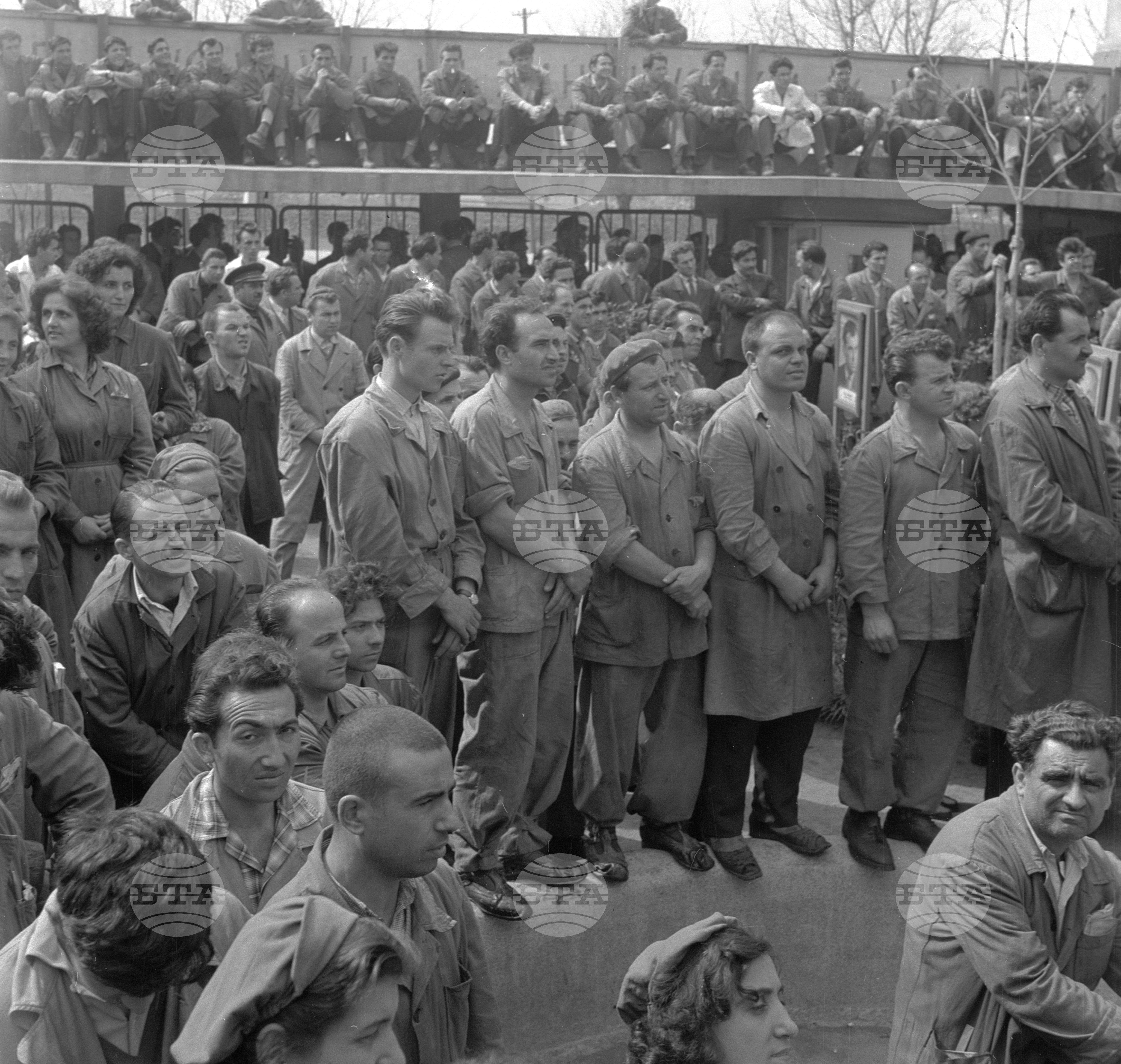 Съветският майор-летец Ю. А. Гагарин извърши успешен полет в Космоса - част 2