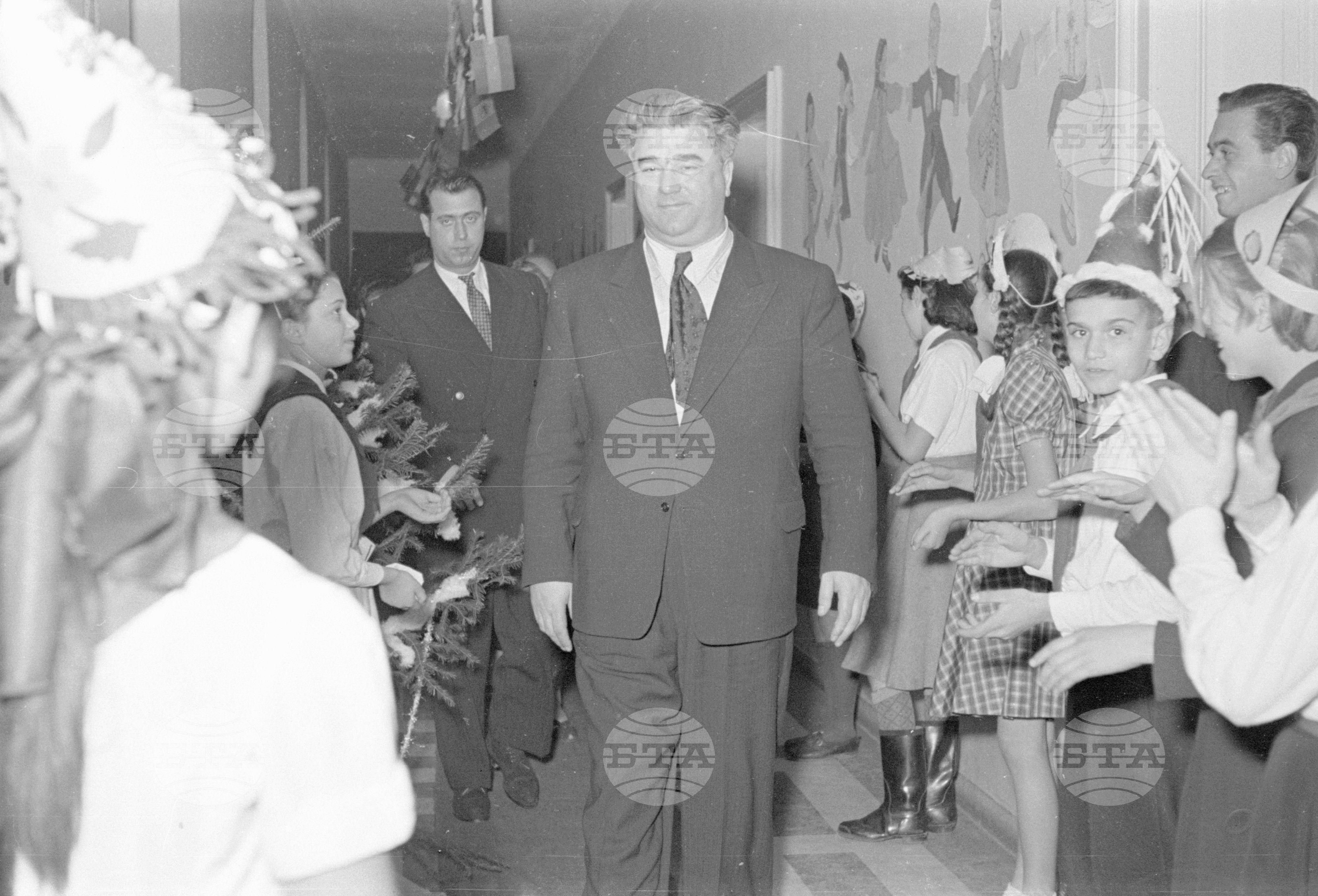 Вълко Червенков и пионери посрещат новата 1953 година