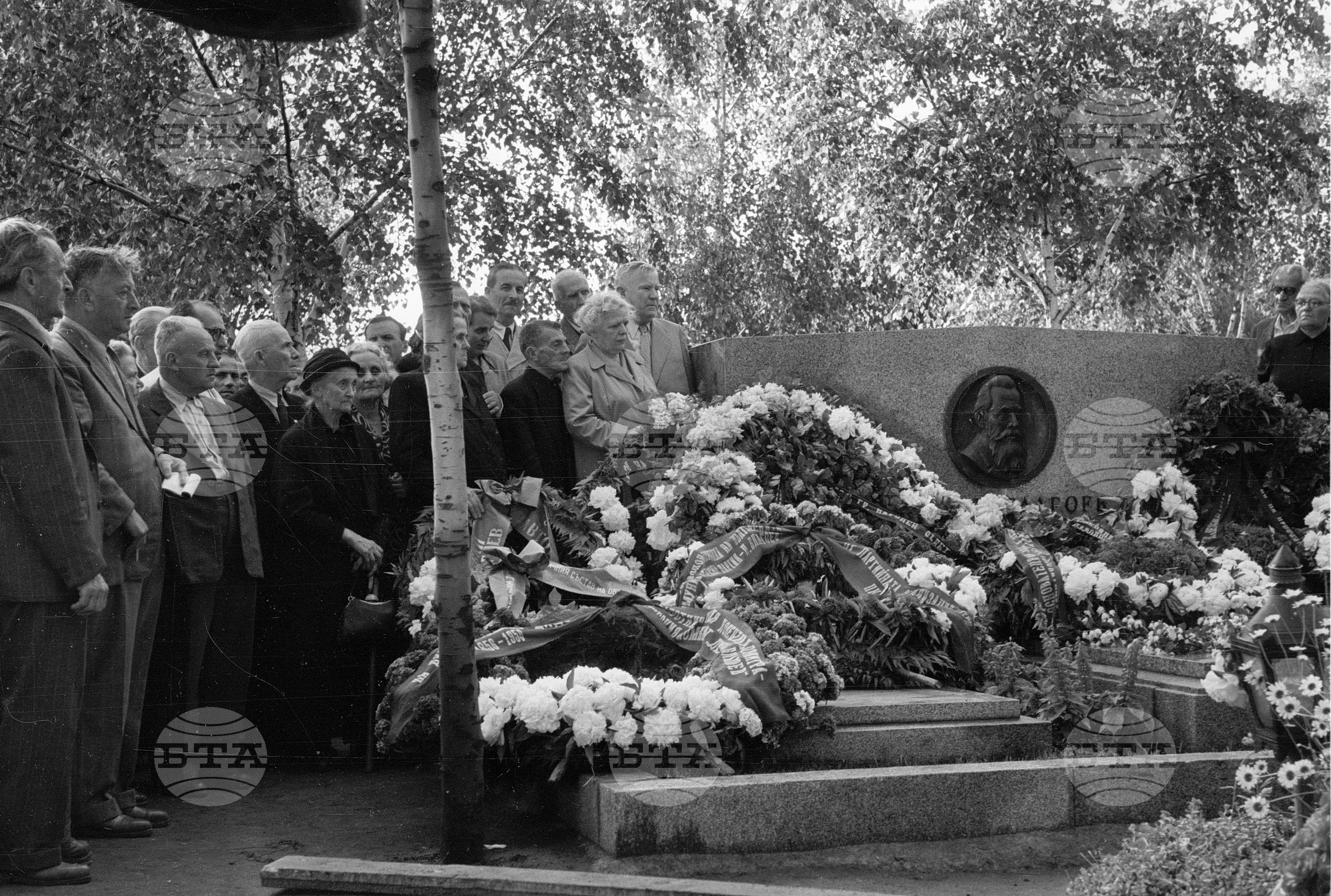 Полагане венци на гроба на Димитър Благоев по случай 100-годишнината от рождението му