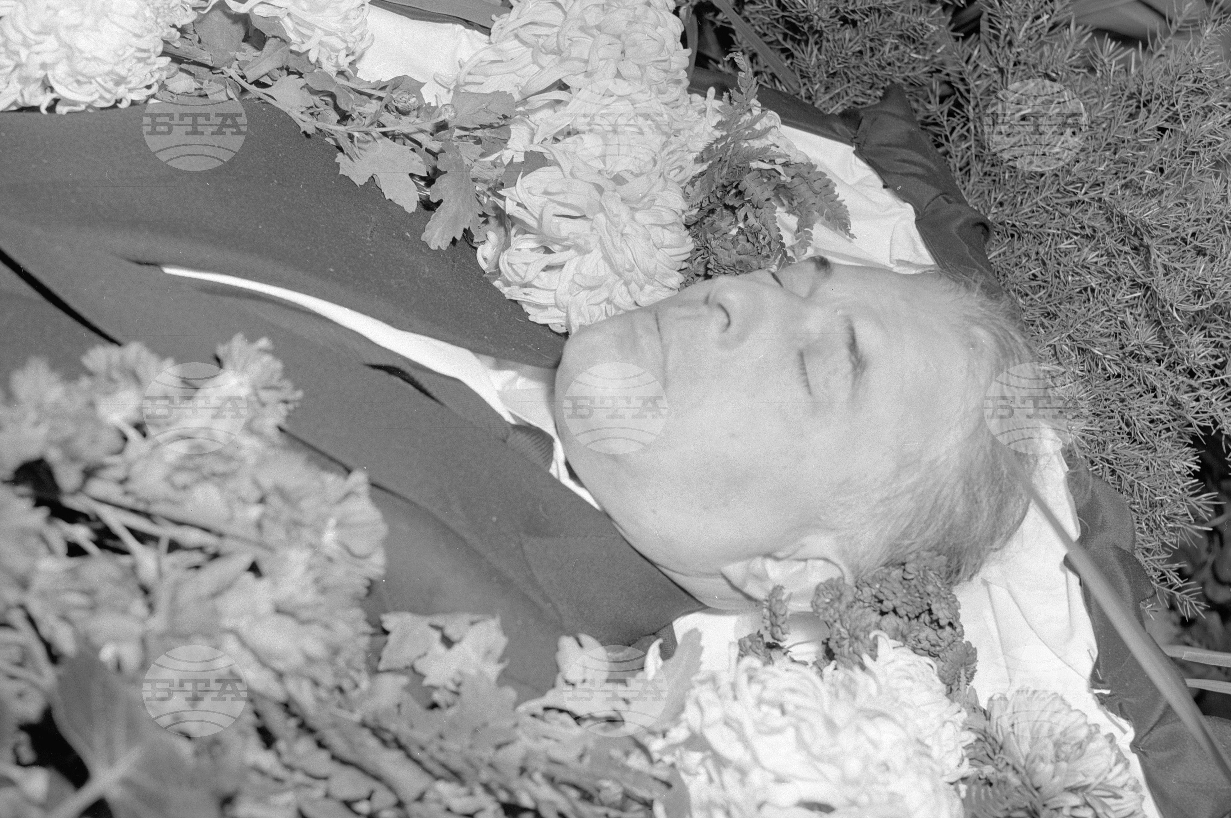 Снимки от поклонението пред останките на трагично загиналият при злополука Виктор Ф. Кутянов - кореспондент на ТАСС в Народна република България част 2