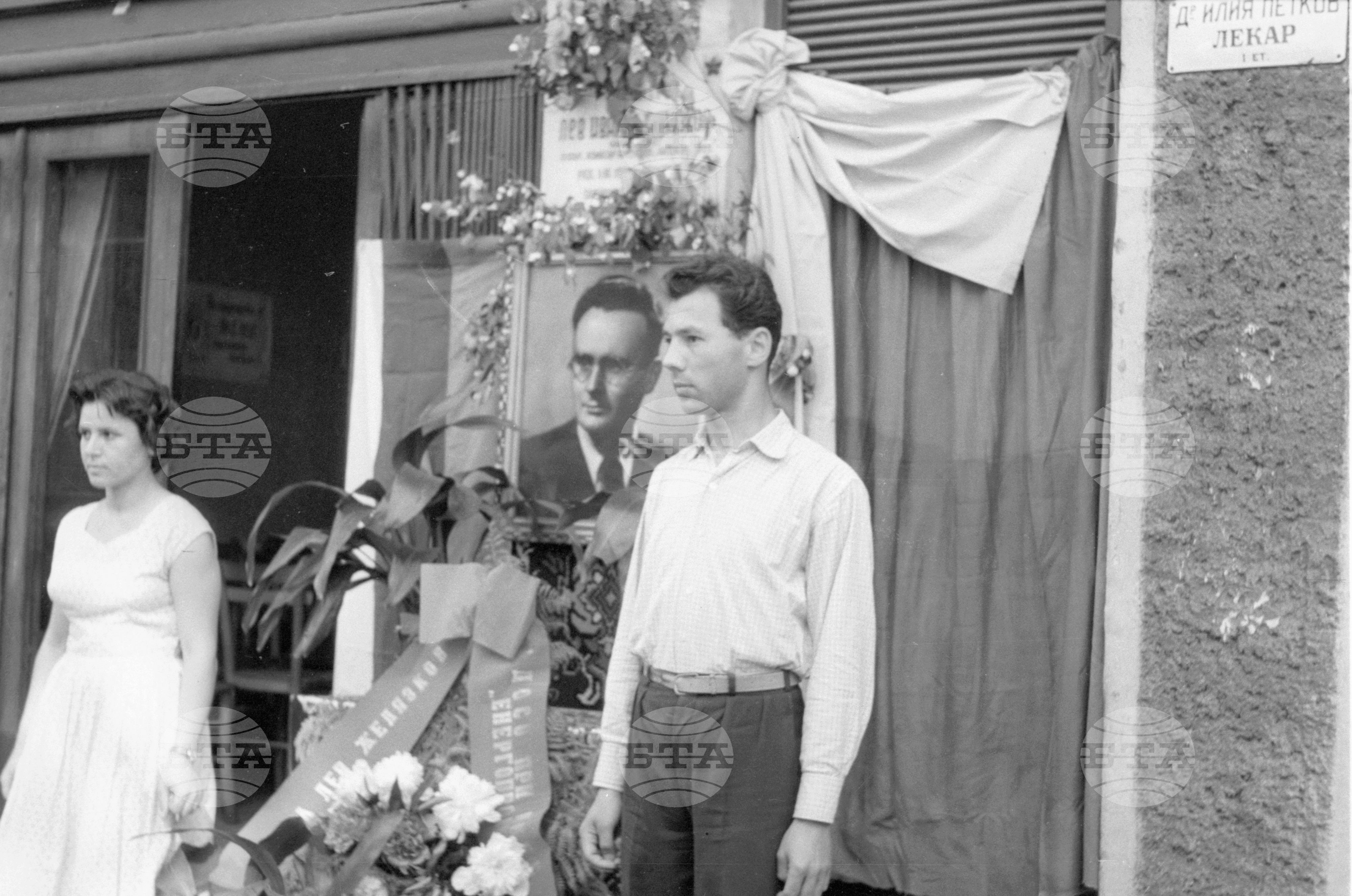 Пред паметника на Лев Желязков
