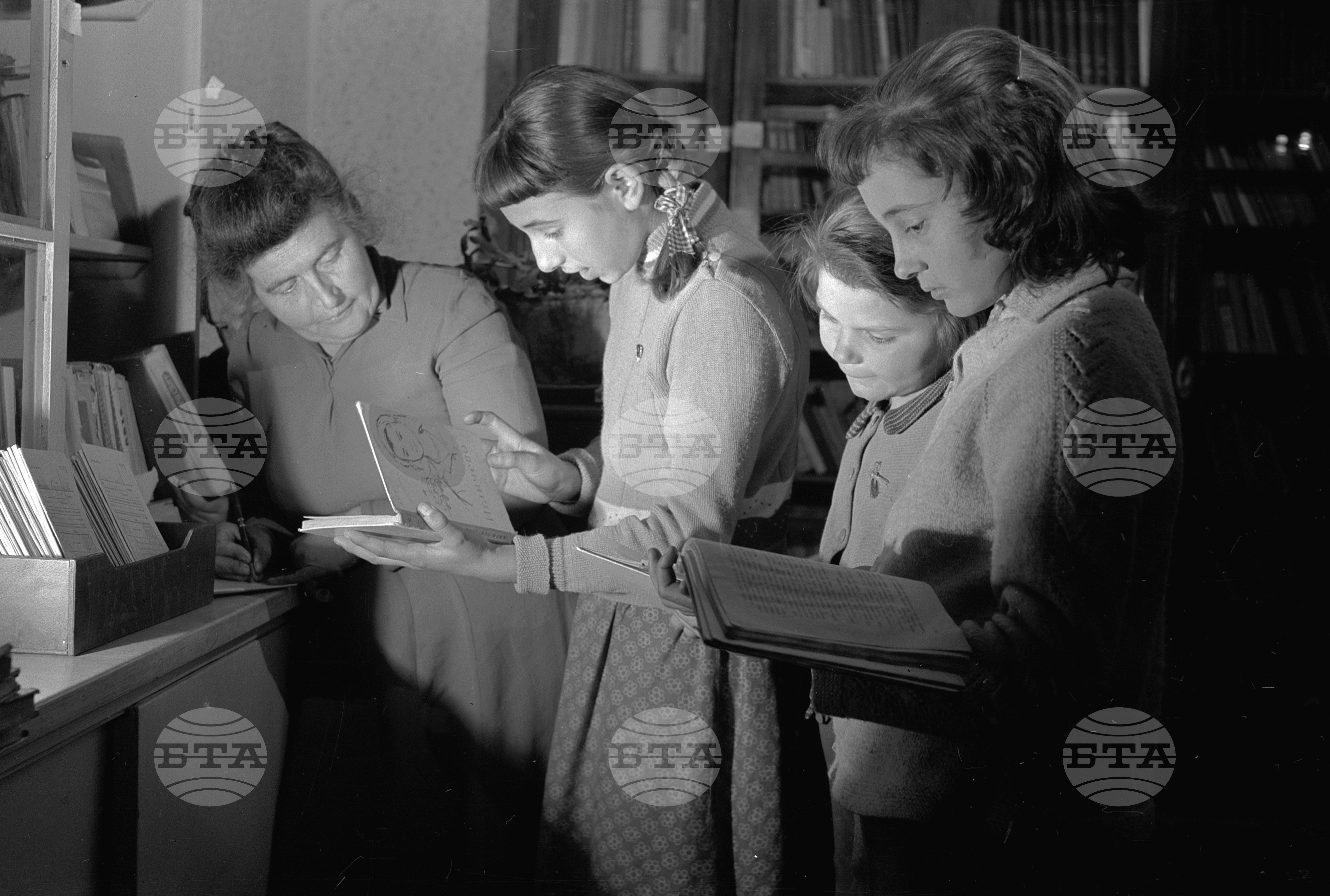 В библиотеката на читалище "Христо Смирненски", село Джебел, Кърджалийски окръг