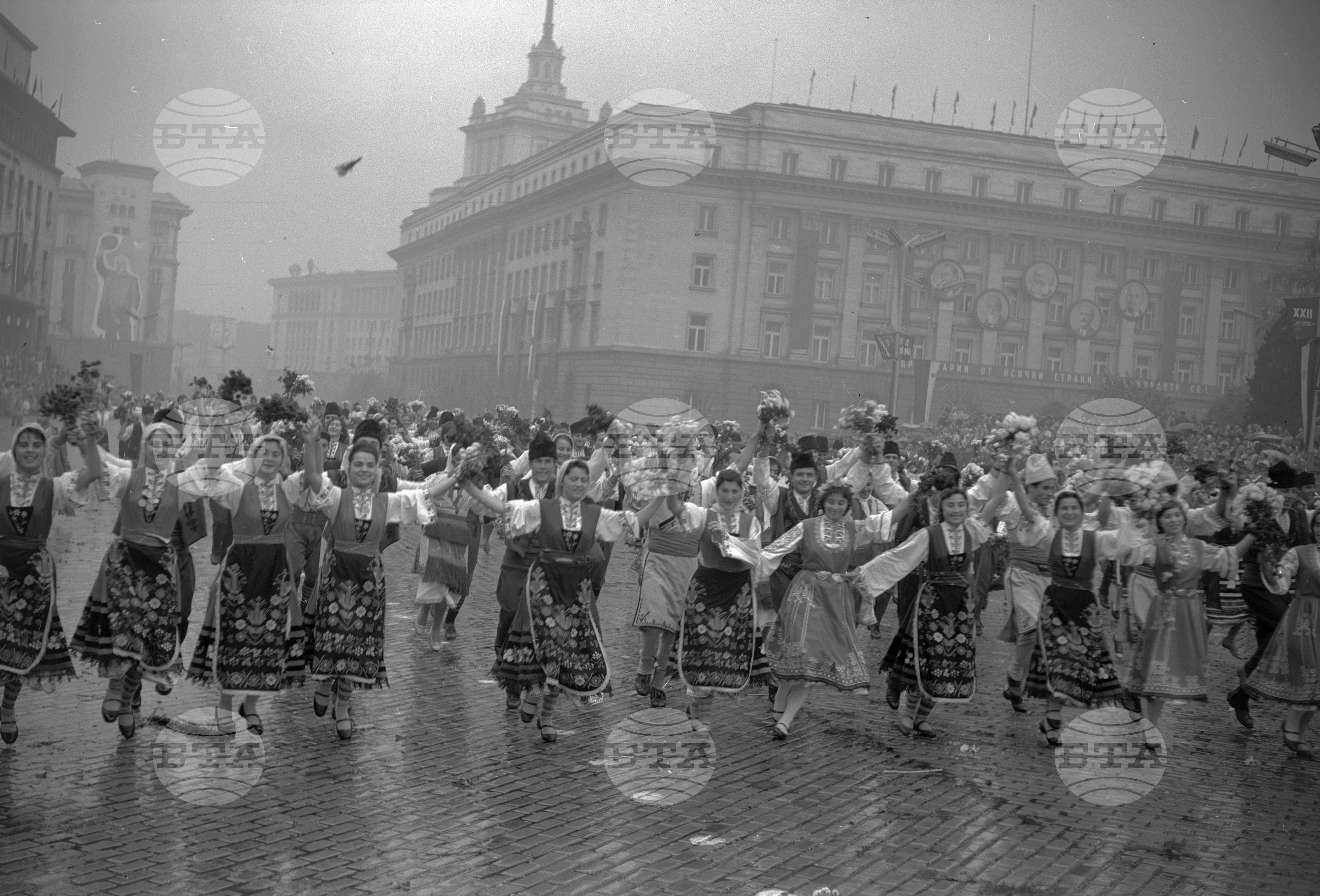 Величествената манифестация на трудещите се в София по случай 44-годишнината от Октомврийската социалистическа революция част 6