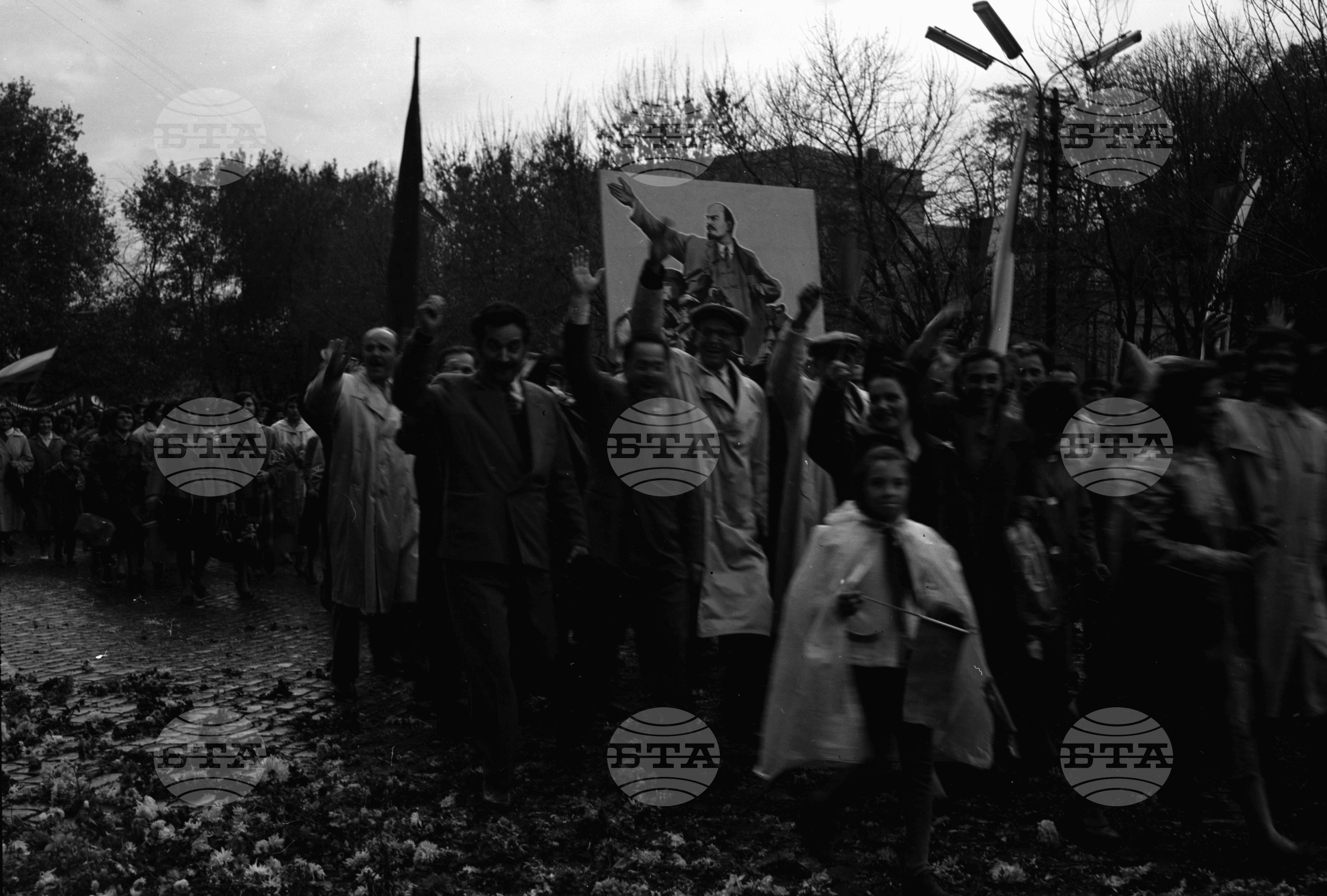 Възторжена манифестация на трудещите се от град Пловдив по случай 44-годишнината на Великата октомврийска социалистическа революция