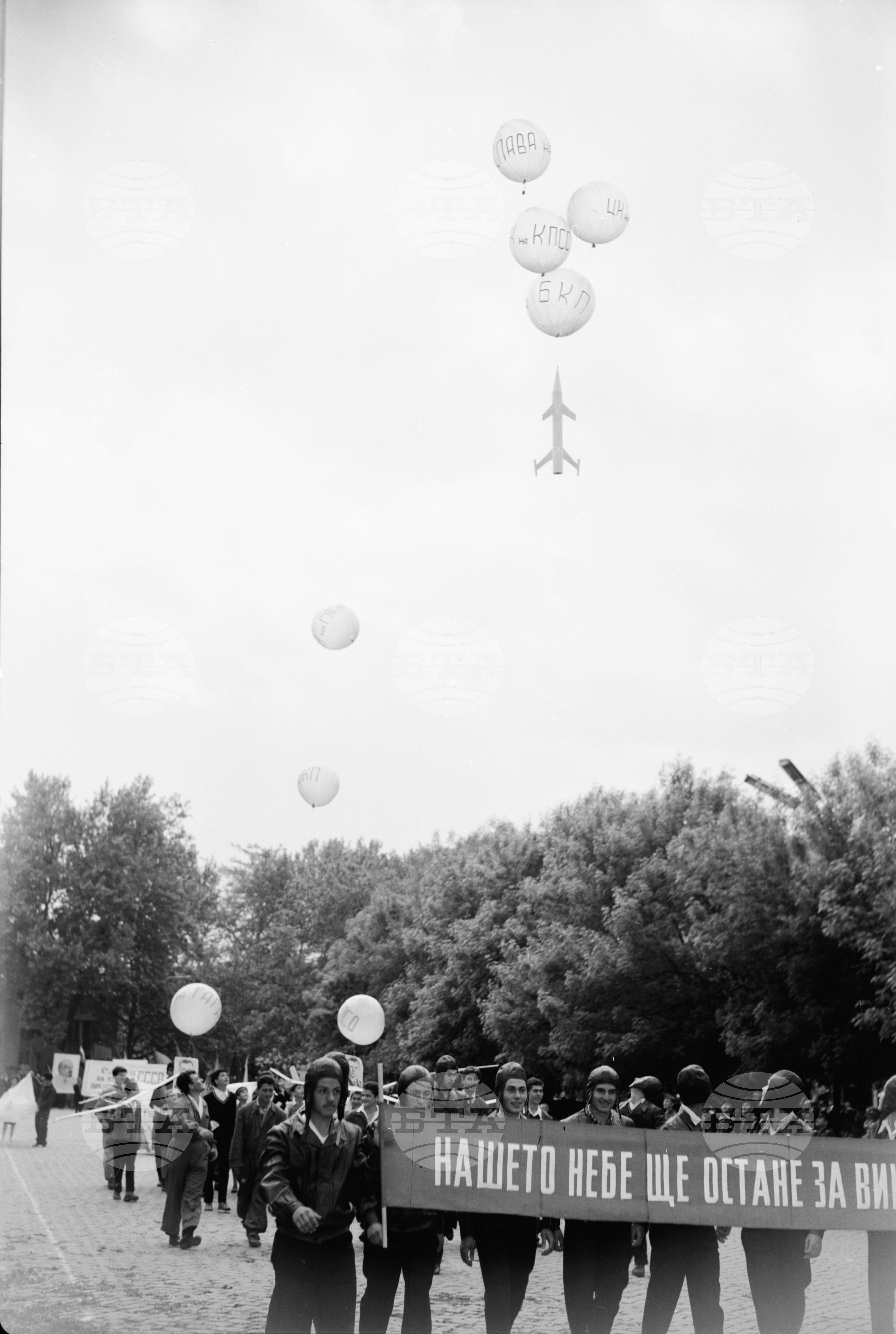 Величествената първомайска манифестация на трудещите се в Пловдив (1961) част 4