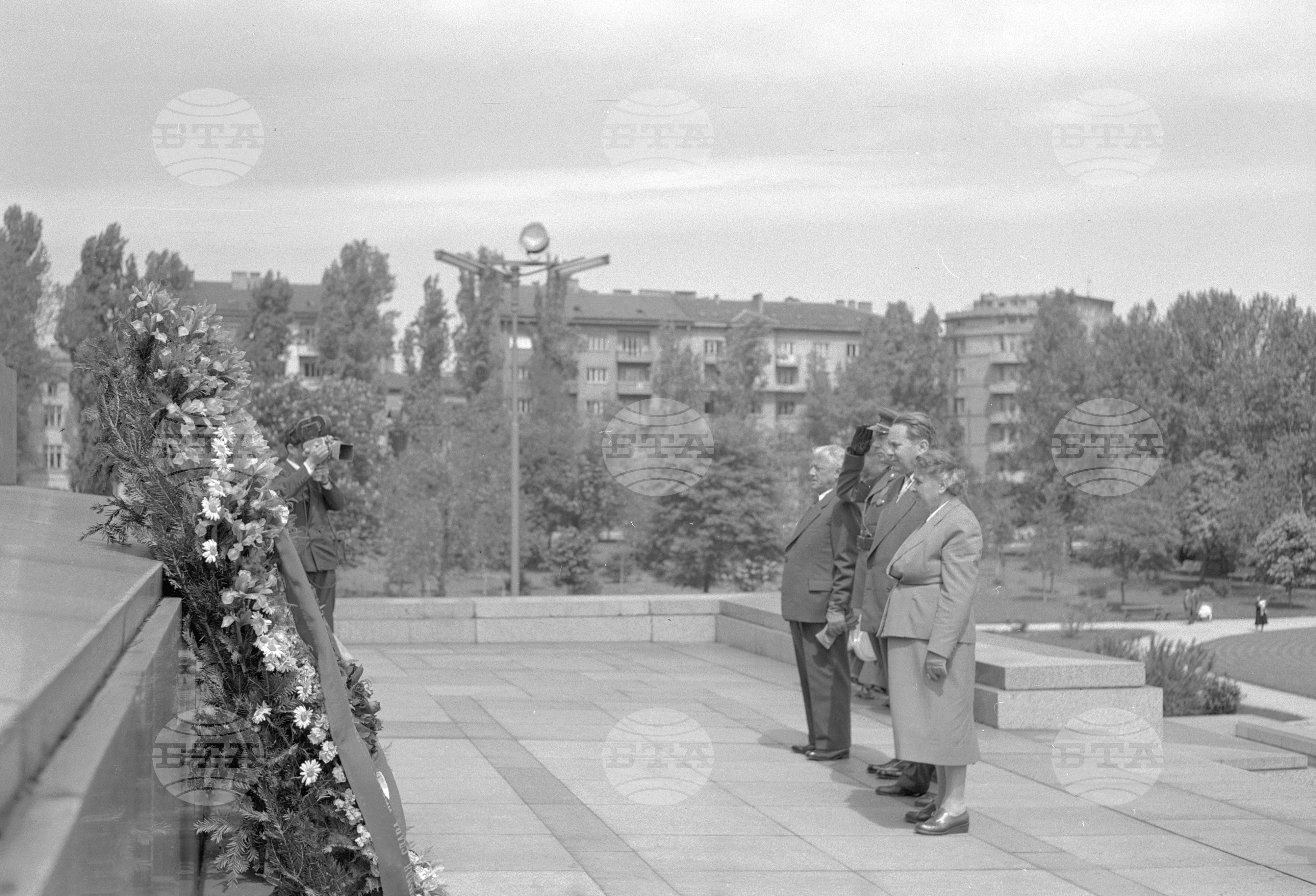Венец пред паметника на Съветската армия от посолството на ГДР (Германска демократична република) част 2