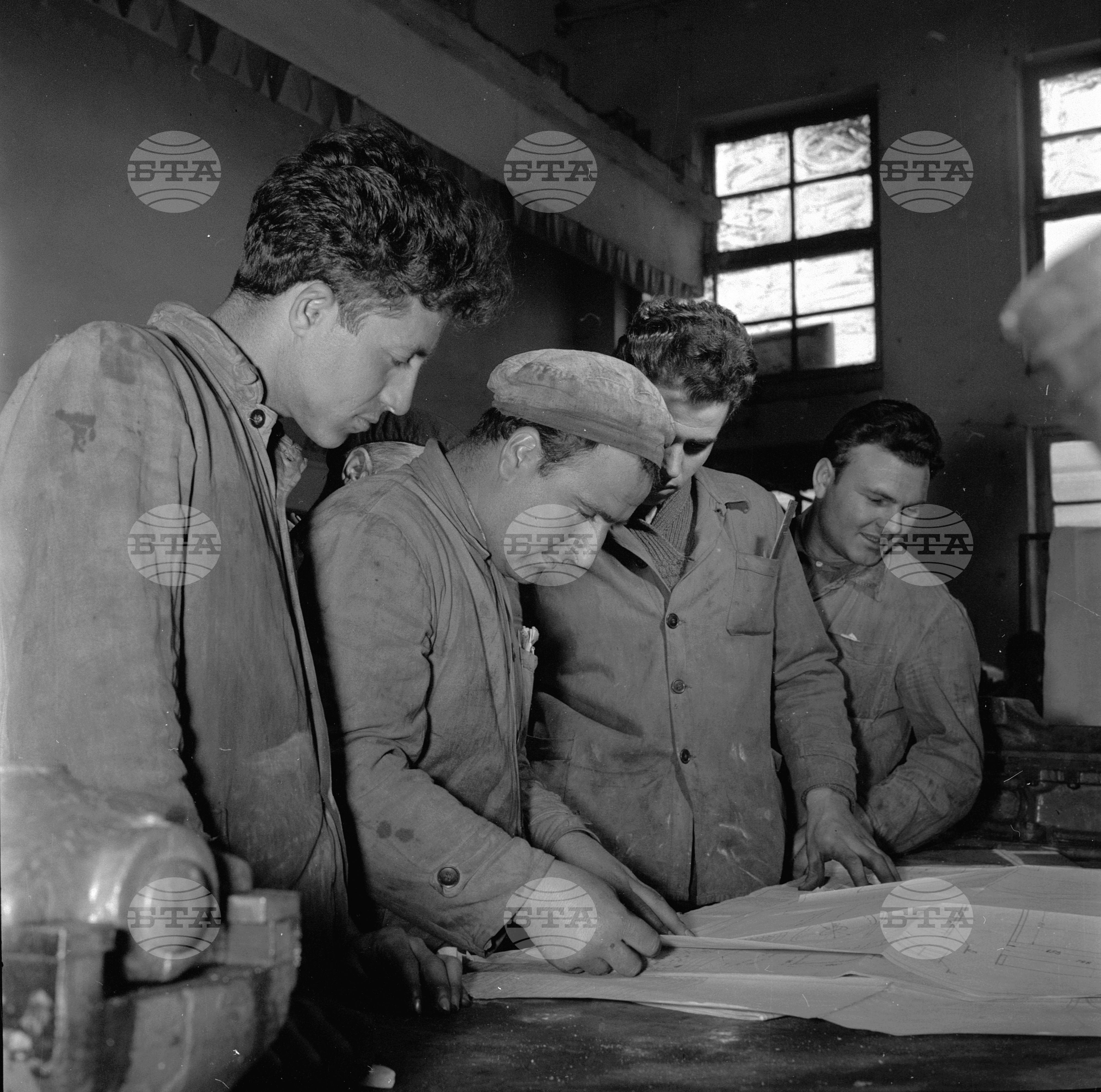 Нов почин на комсомолците от вагоностроителния завод "Червено знаме" - Бургас
