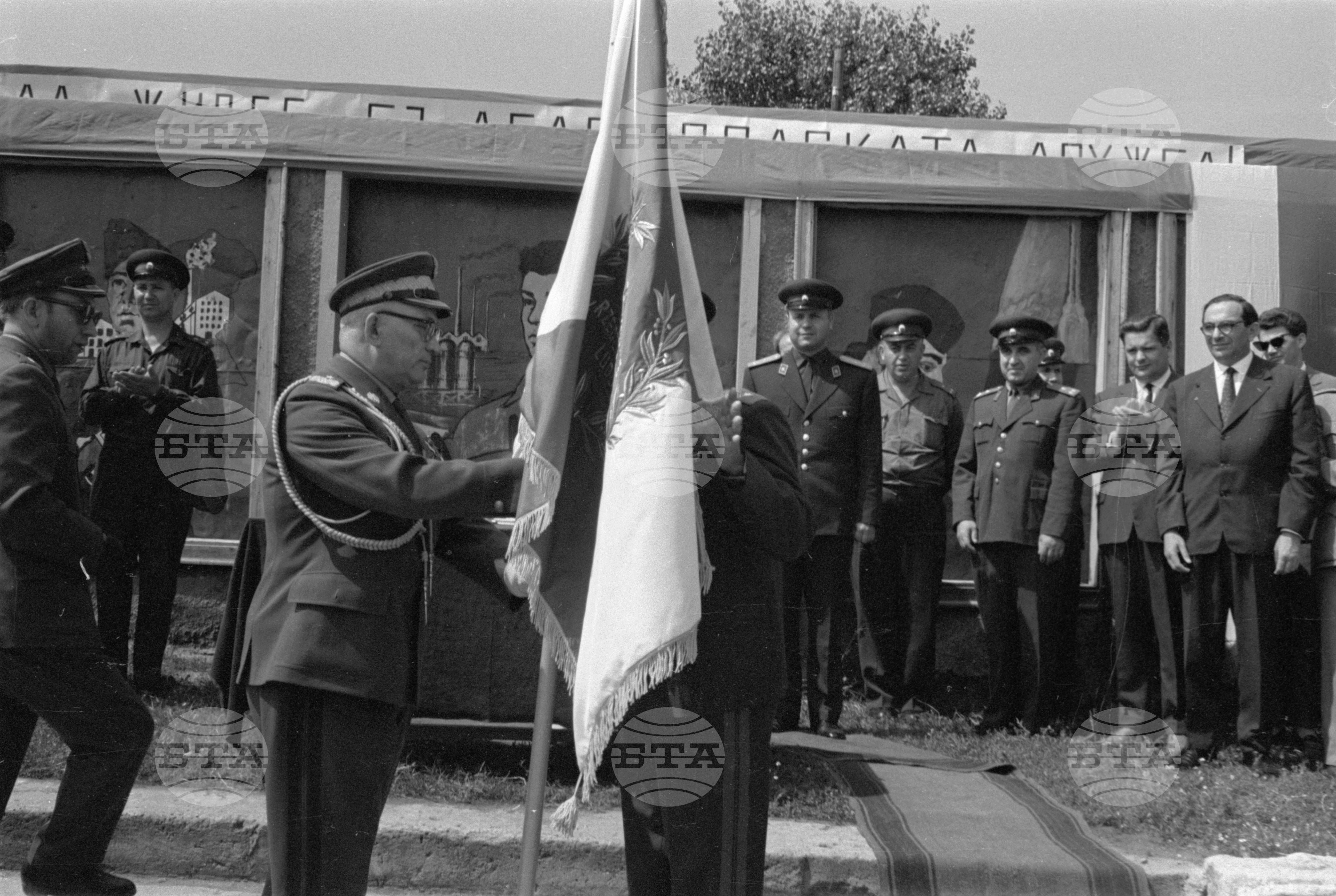 Тържествено връчване на полско военно знаме на БНА (Българска народна армия) по случай 20 годишнината на полската войска