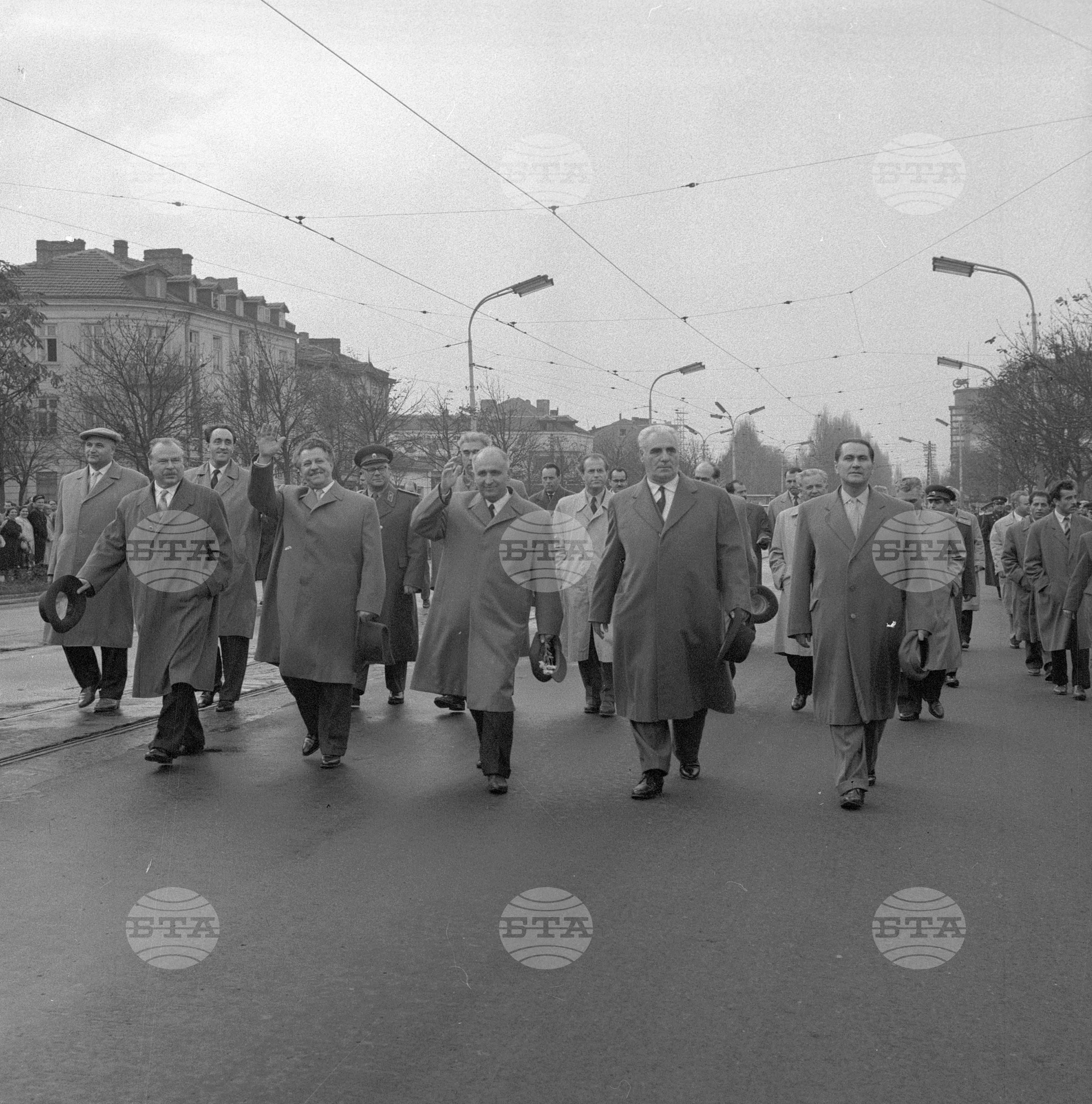 Делегацията на БКП за XXII конгрес на КПСС се завърна в София част 2
