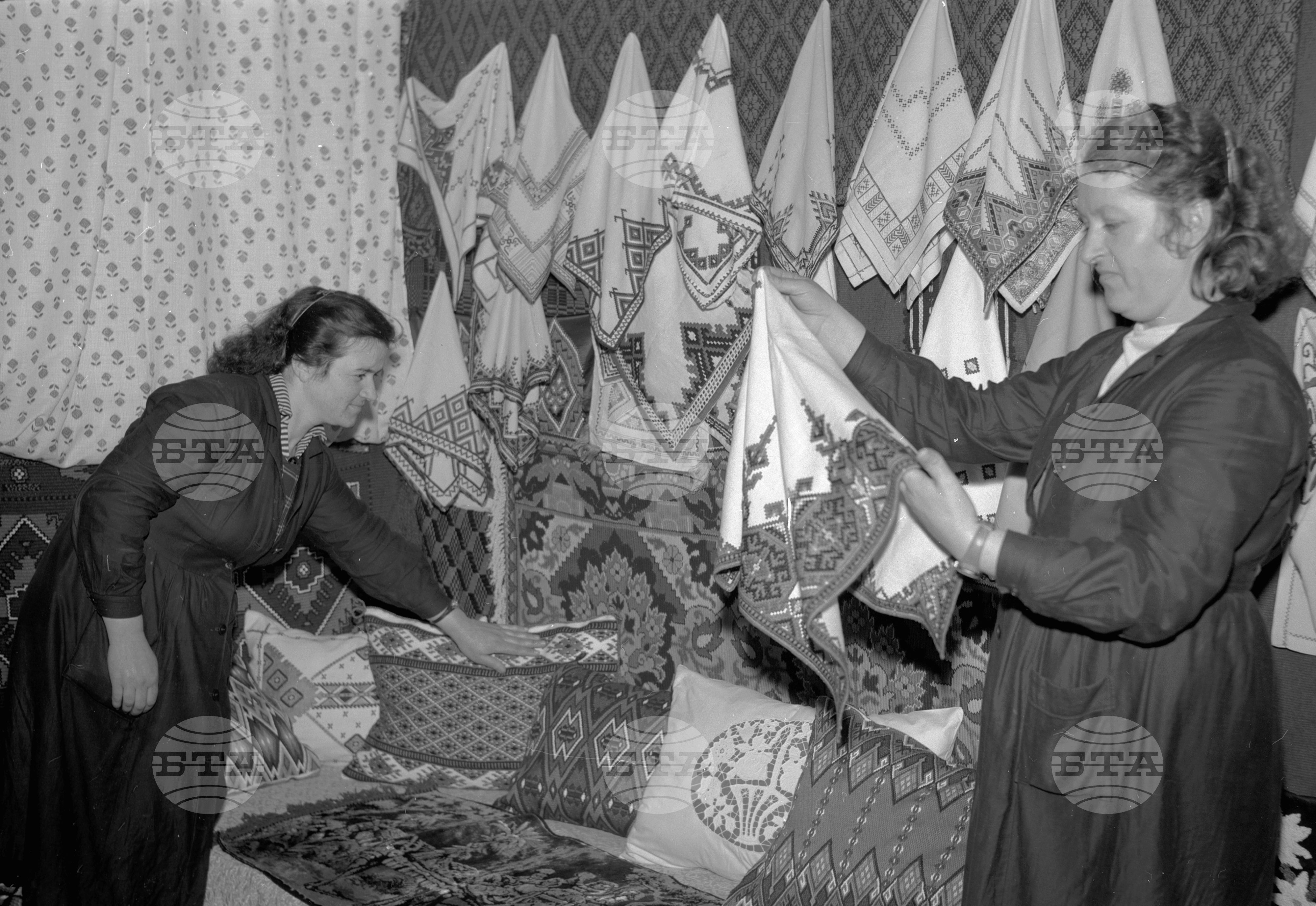 В килимарския цех на Трудово-производителна кооперация (ТПК) "9-ти септември" - град Кюстендил