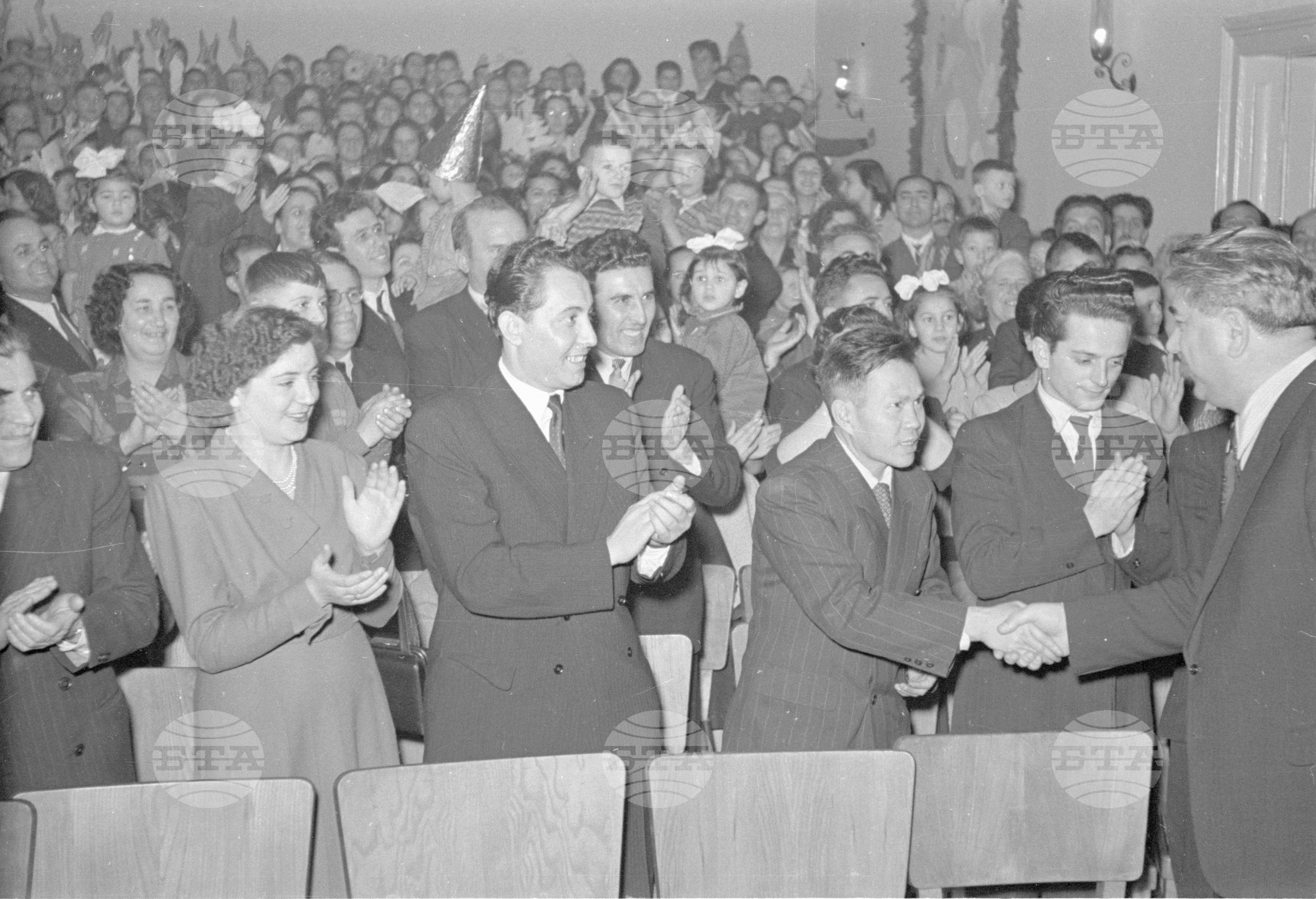 Вълко Червенков и пионери посрещат новата 1953 година