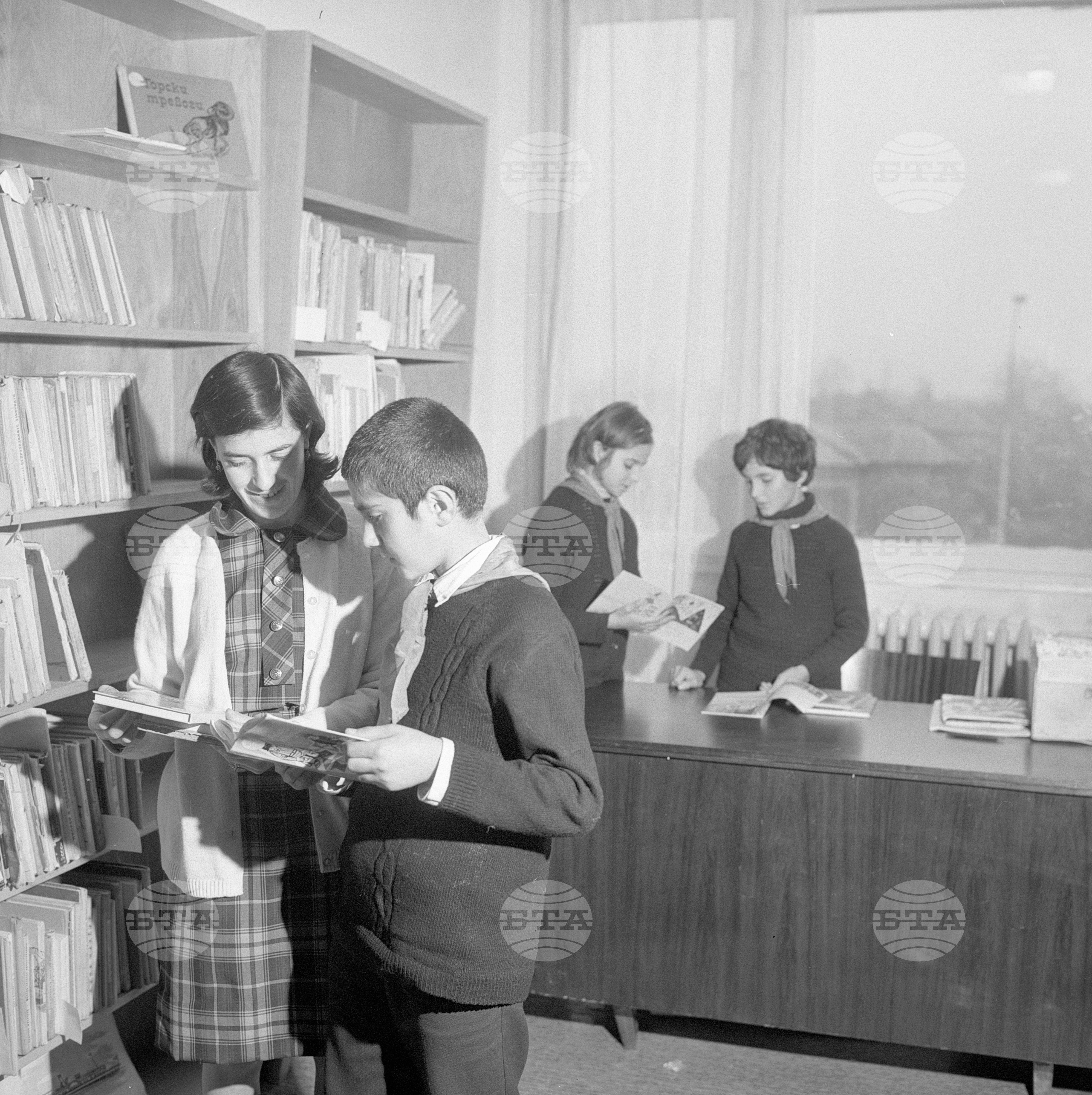 В новия културен дом на село Дропла, Толбухински окръг (днес област Добрич)