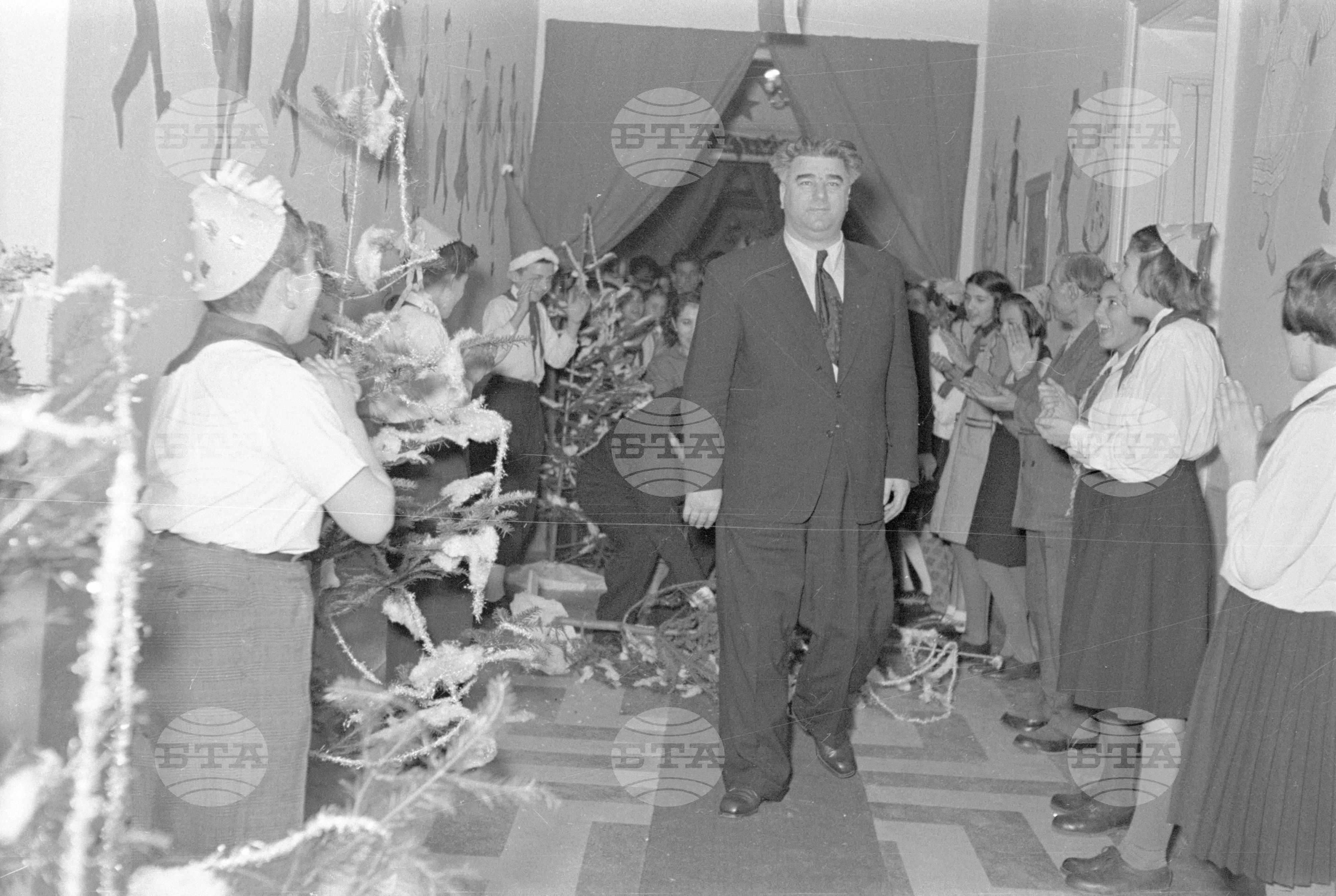 Вълко Червенков и пионери посрещат новата 1953 година