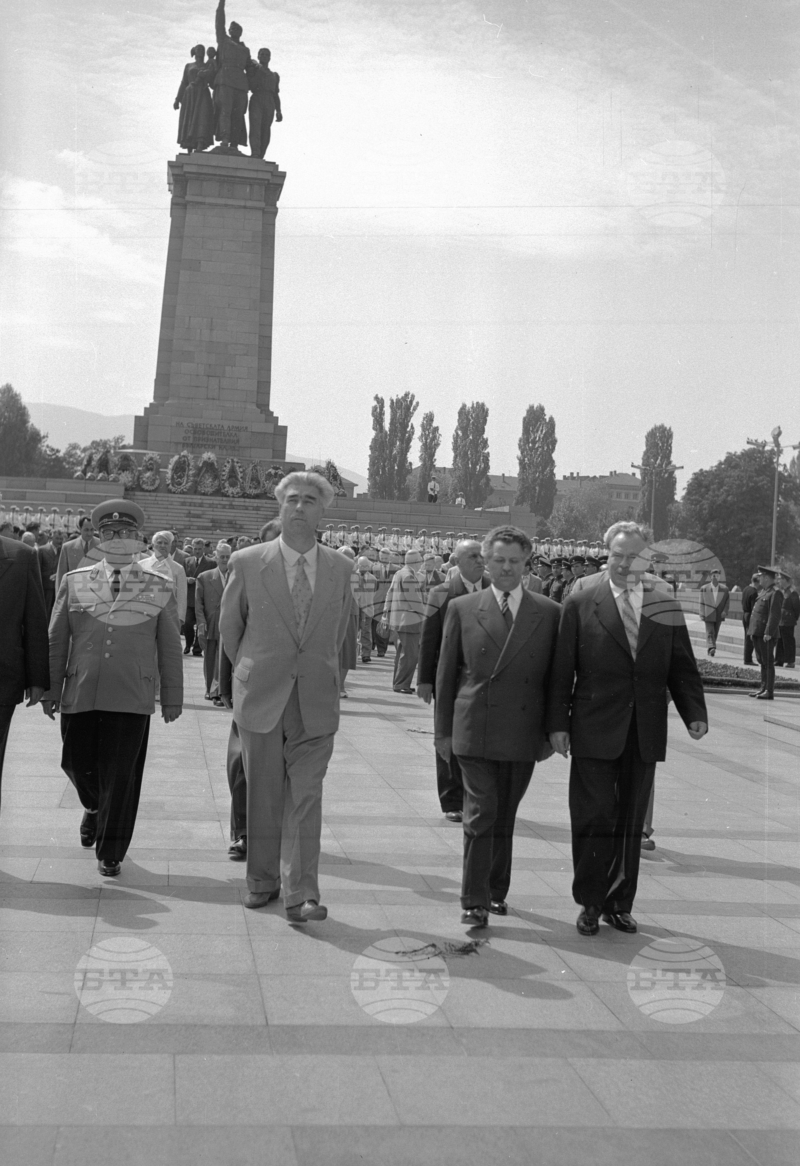 Венци пред Паметника на Съветската армия и Паметника на героите, загинали в борбата против фашизма