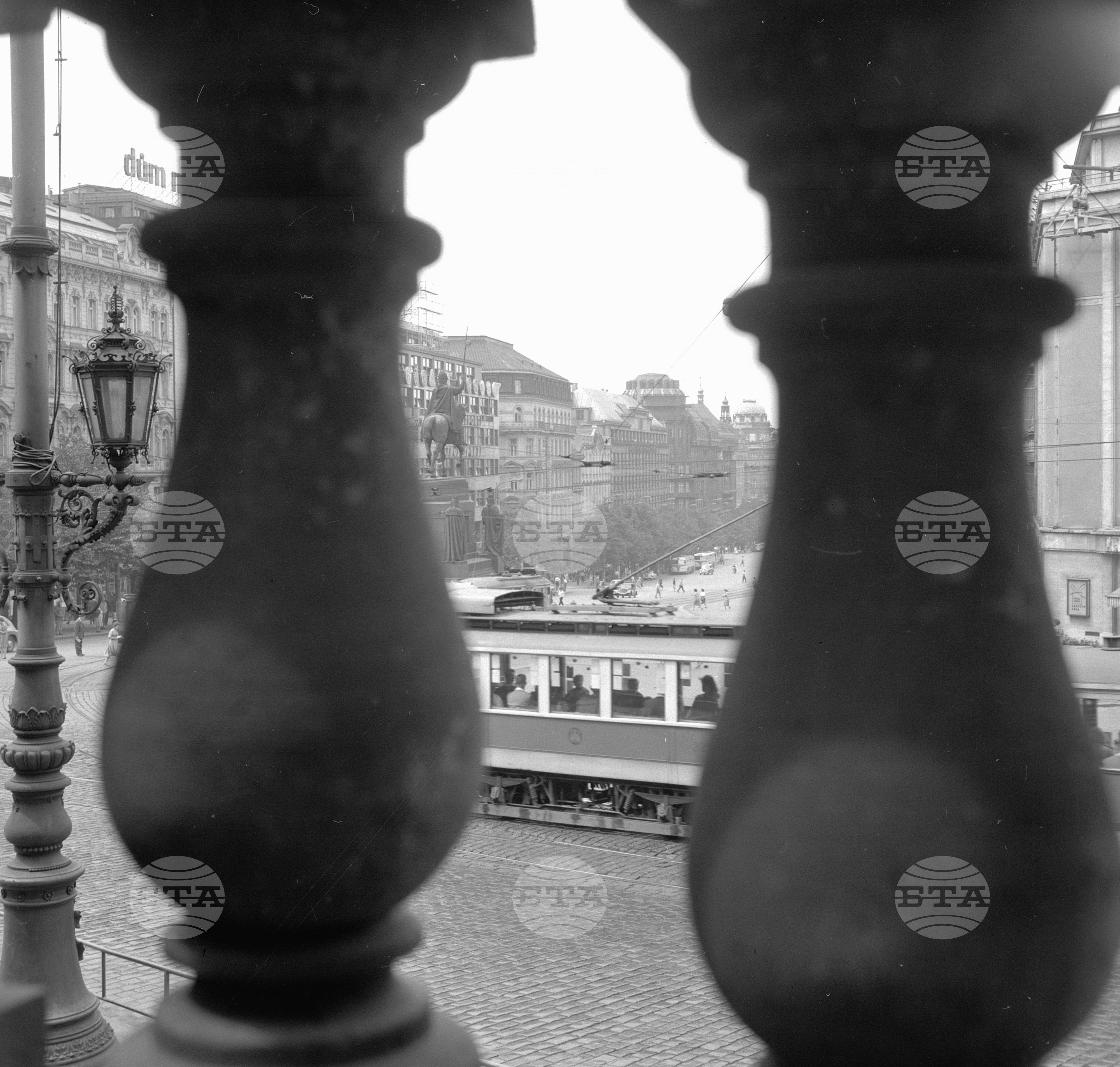 Из Чехословакия (от 1-ви януари 1993 година се разделя на Чехия и Словакия)