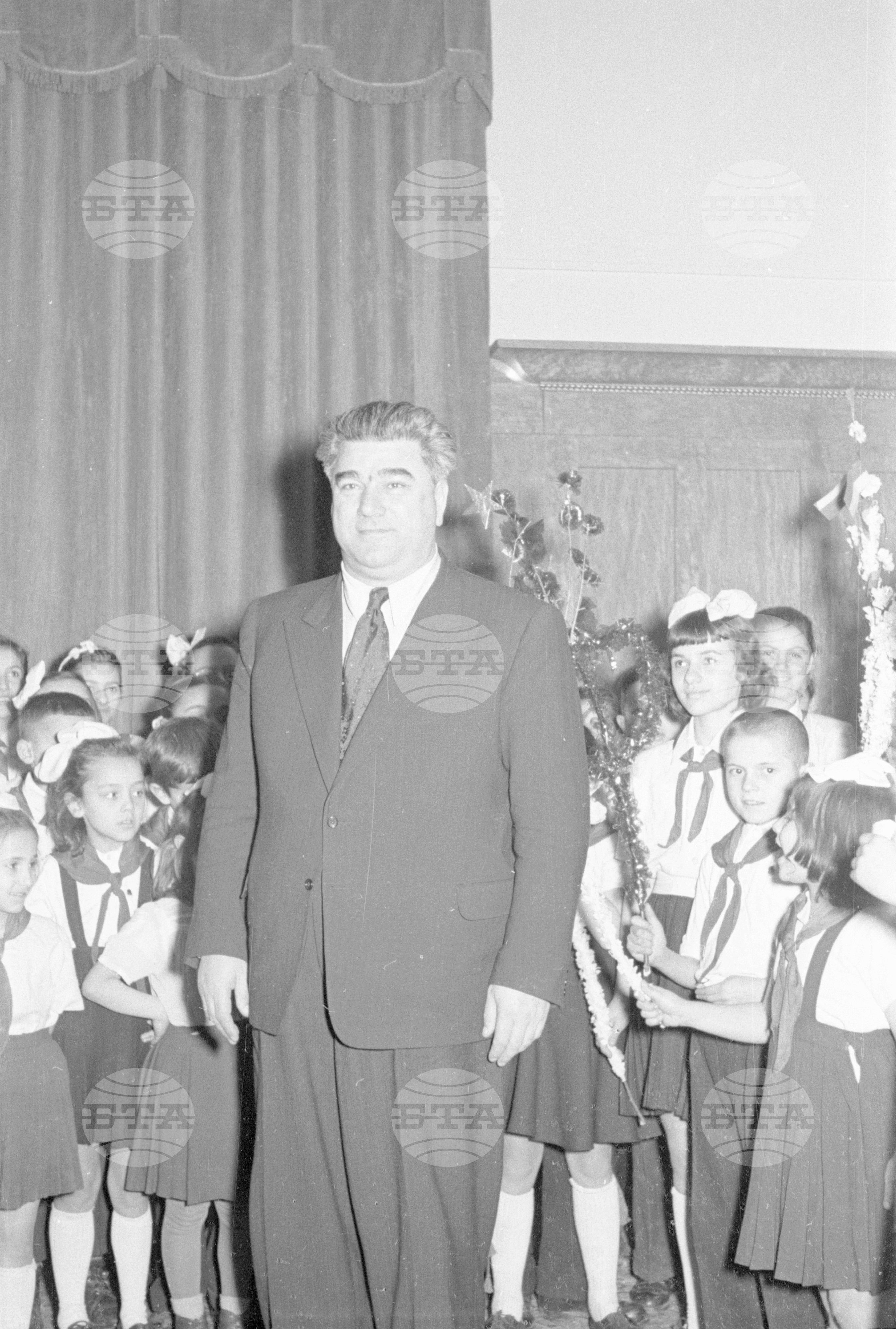 Пионери от Софийската пионерска организация честитят Новата 1953г. на другаря Вълко Червенков