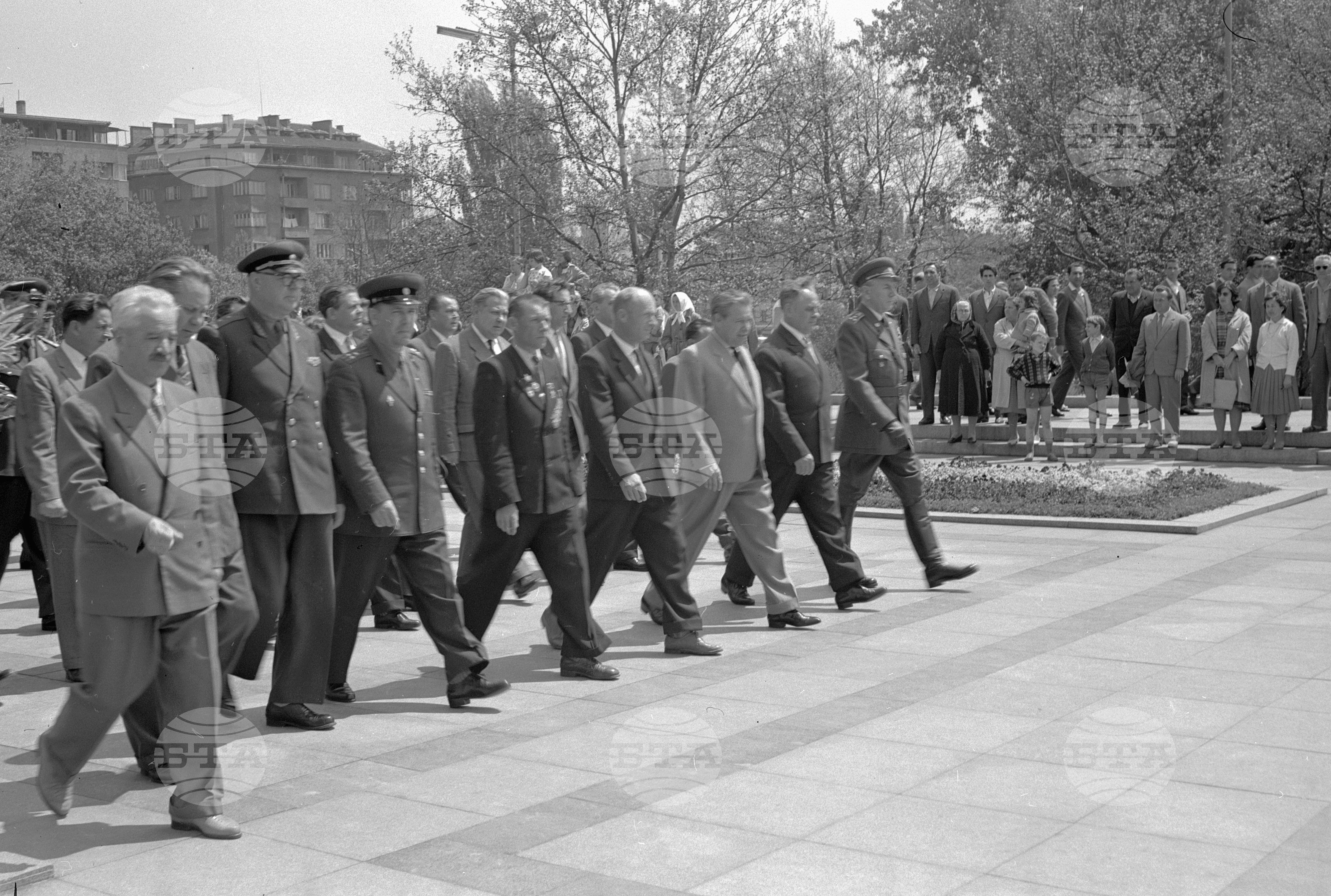 Полагане на венци пред Паметника на Съветската армия - София част 2
