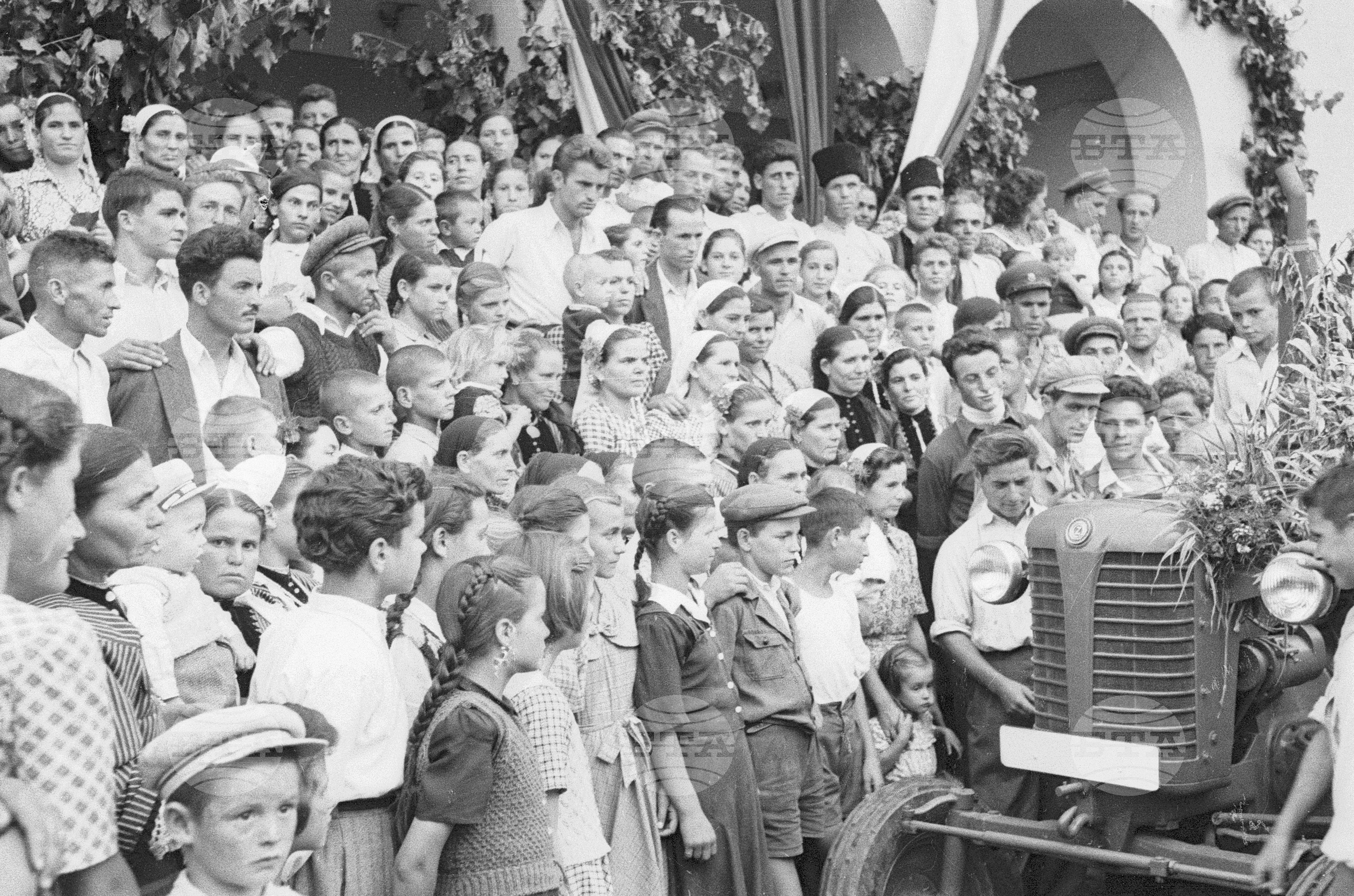 Подаряване на трактори в Поповица, 1951